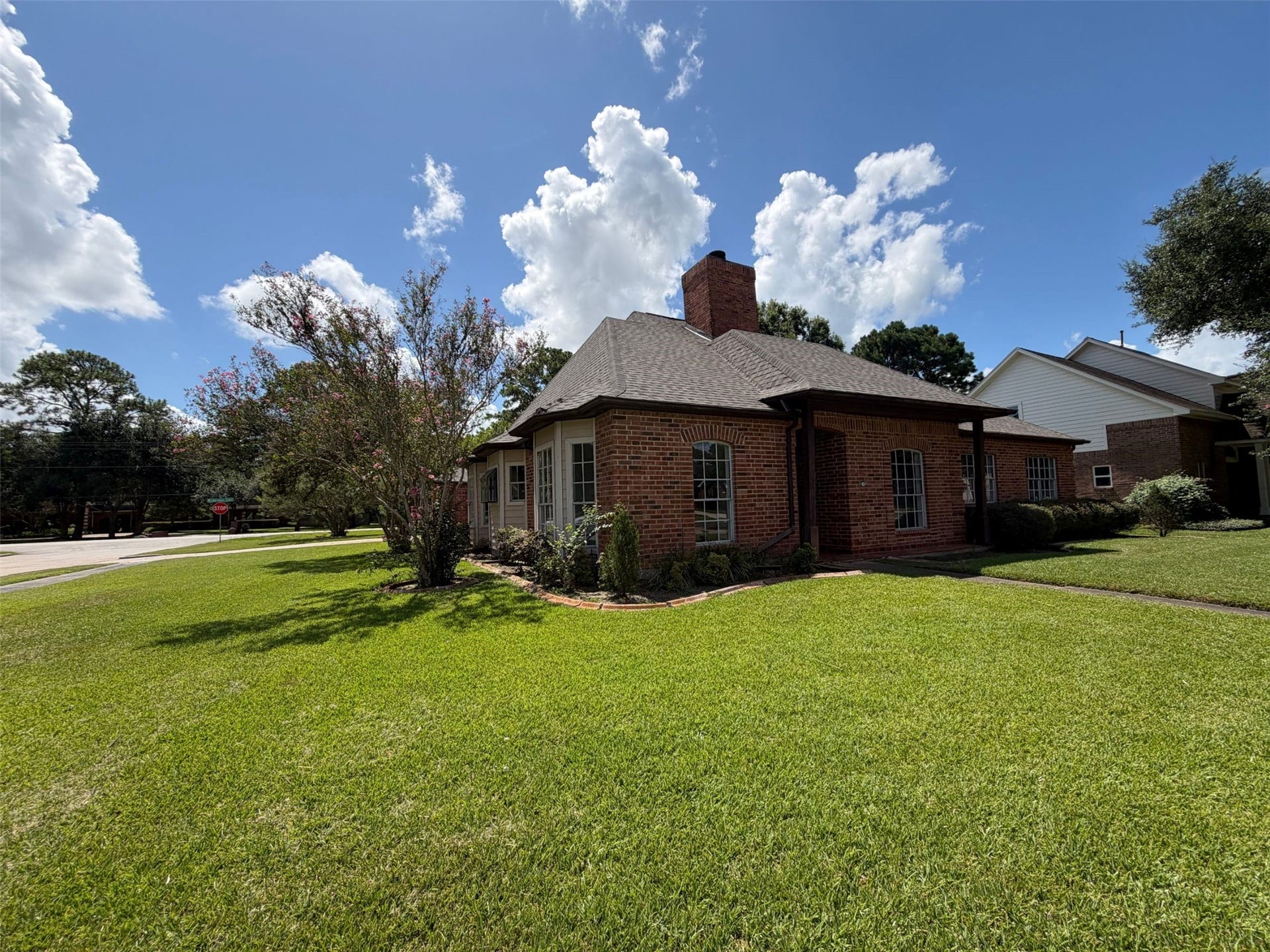 1102 Londonderry Avenue, Friendswood, TX 77546 1102 Londonderry Avenue, Friendswood, TX 77546