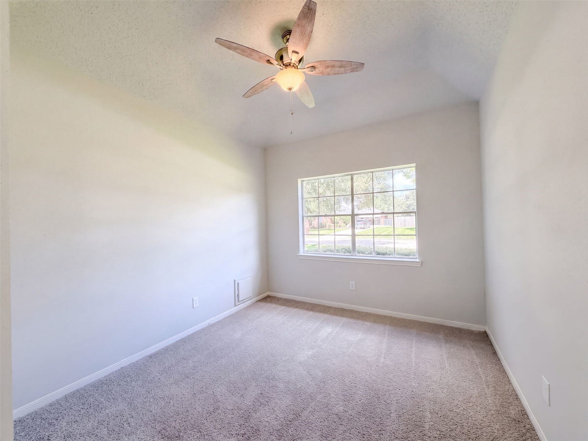 1102 Londonderry Avenue, Friendswood, TX 77546 1102 Londonderry Avenue, Friendswood, TX 77546