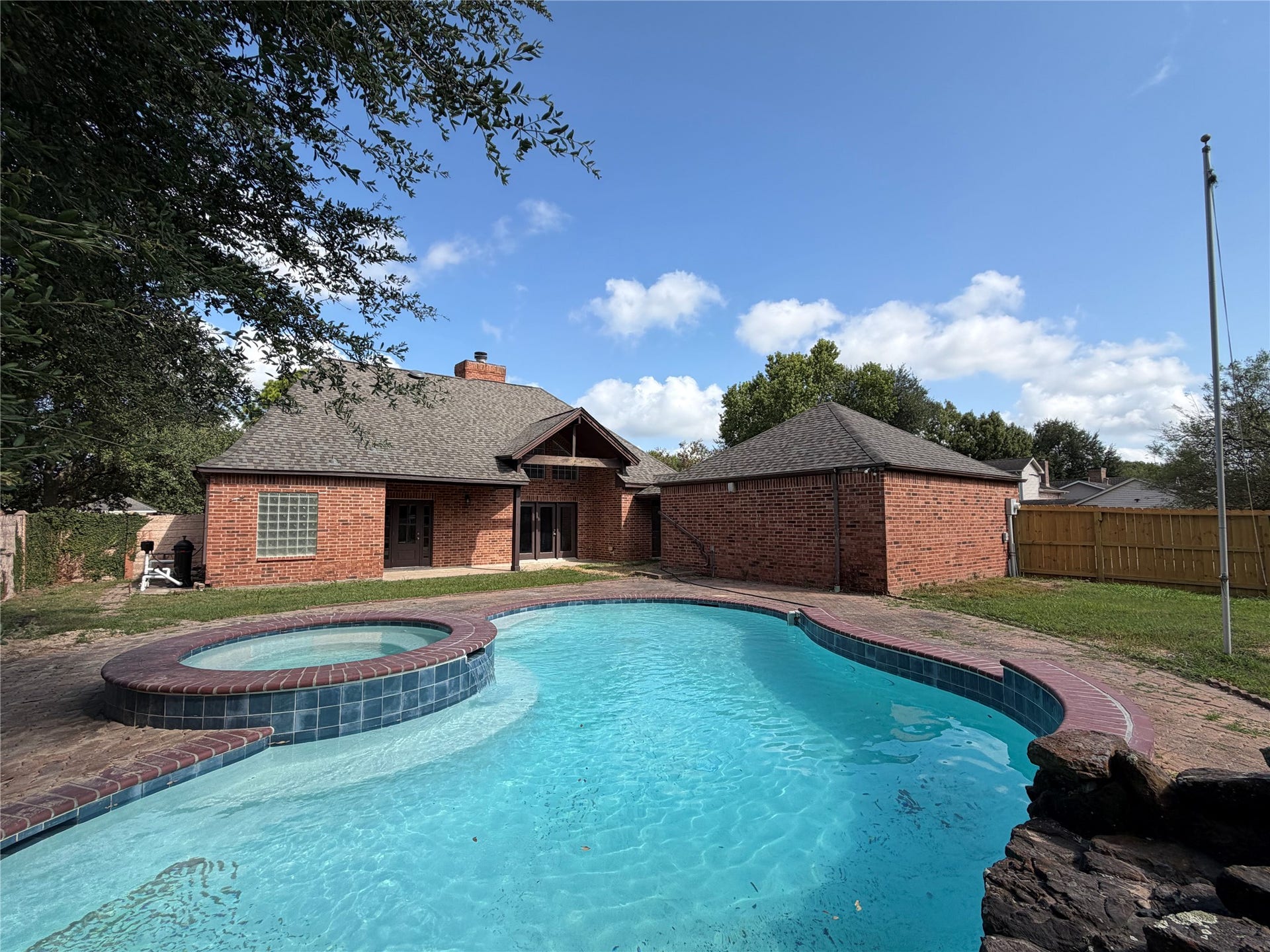 1102 Londonderry Avenue, Friendswood, TX 77546 1102 Londonderry Avenue, Friendswood, TX 77546