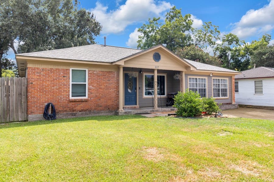 Property photo for 617 Catalpa Street, Angleton, TX