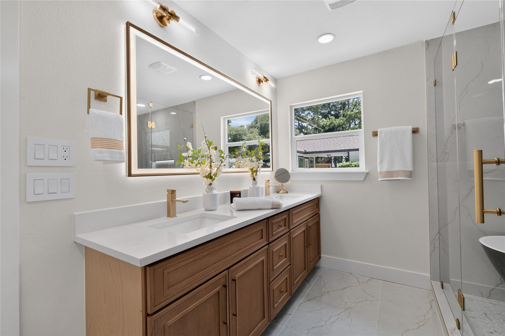 6203 Fawnwood Drive, Spring, TX 77389 Large primary bathroom with elegant tub/shower combo