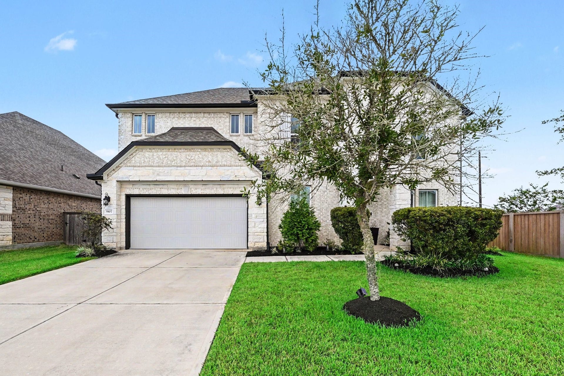 5107 Autumn Hills Trail, Pearland, TX 77584 Welcome Home Impressive curb appeal, a manicured lawn, and a striking exterior create a beautiful first impression and set the tone for what awaits inside.