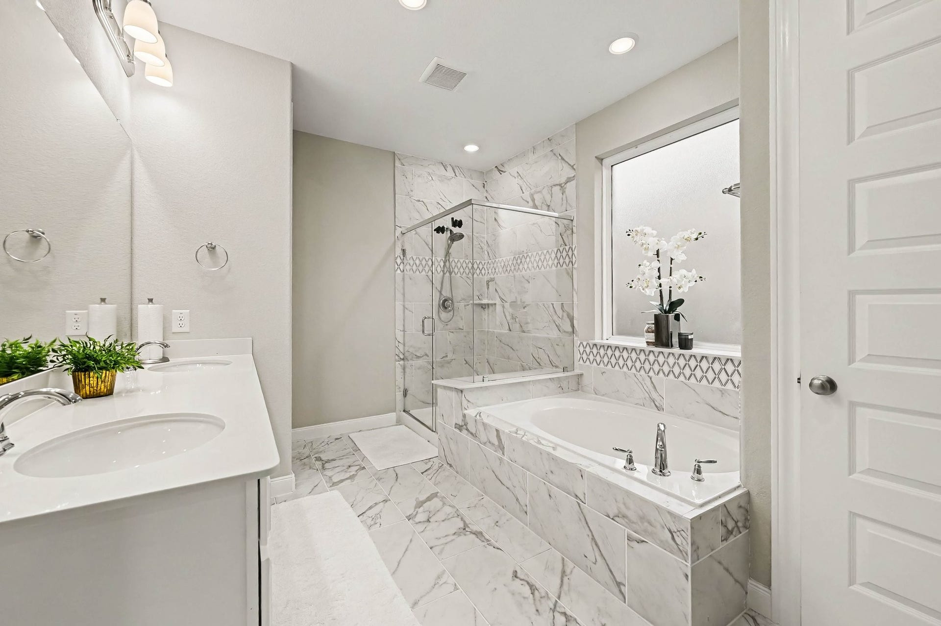 5107 Autumn Hills Trail, Pearland, TX 77584 Spa Day at Home The oversized shower, sophisticated finishes, and connection to the walk-in closet bring together luxury, convenience, and thoughtful design.