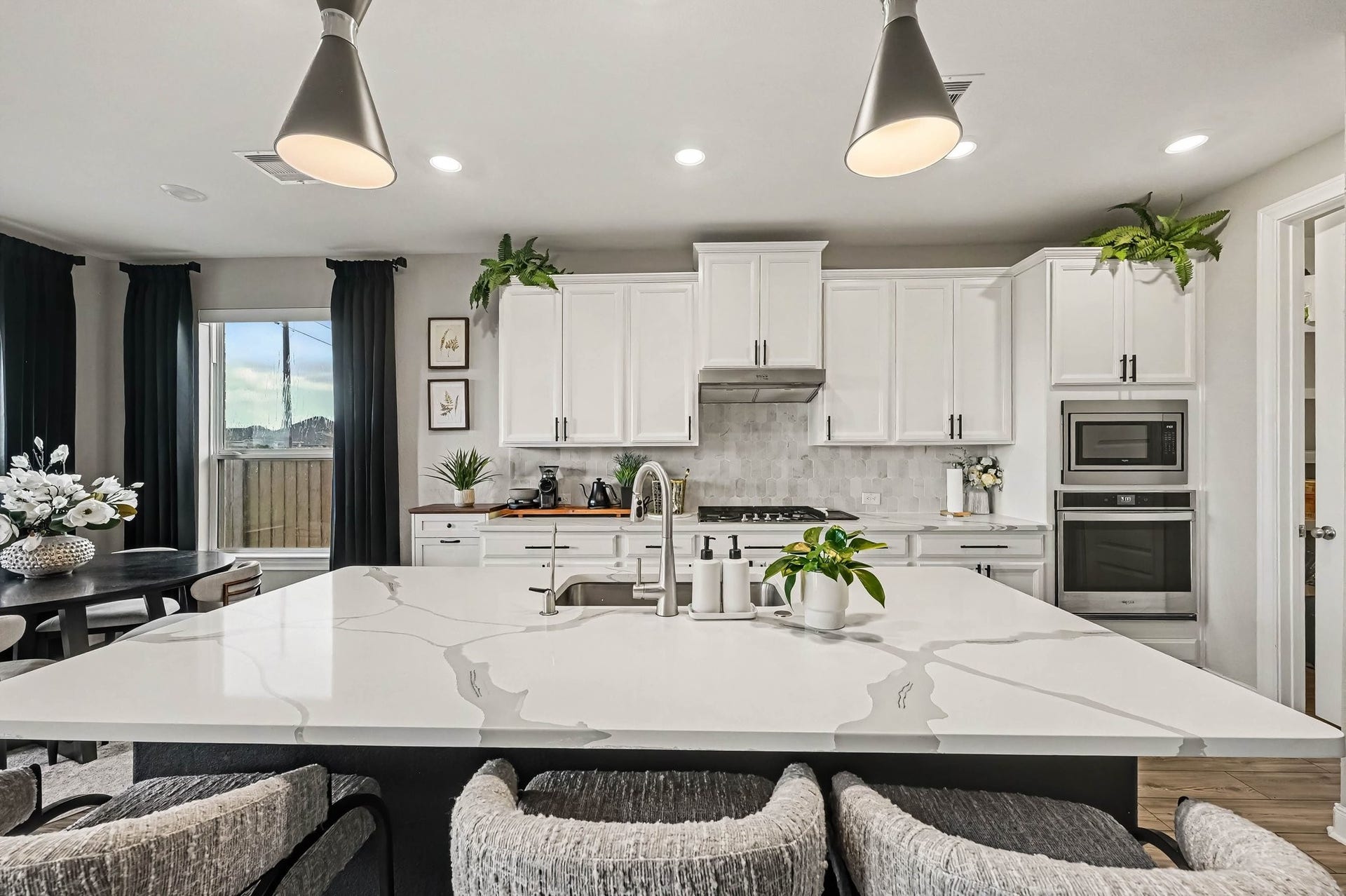 5107 Autumn Hills Trail, Pearland, TX 77584 Gather Around the Island The chef-inspired kitchen makes a statement with an expansive island, sleek countertops, abundant cabinetry, and stainless steel appliances.