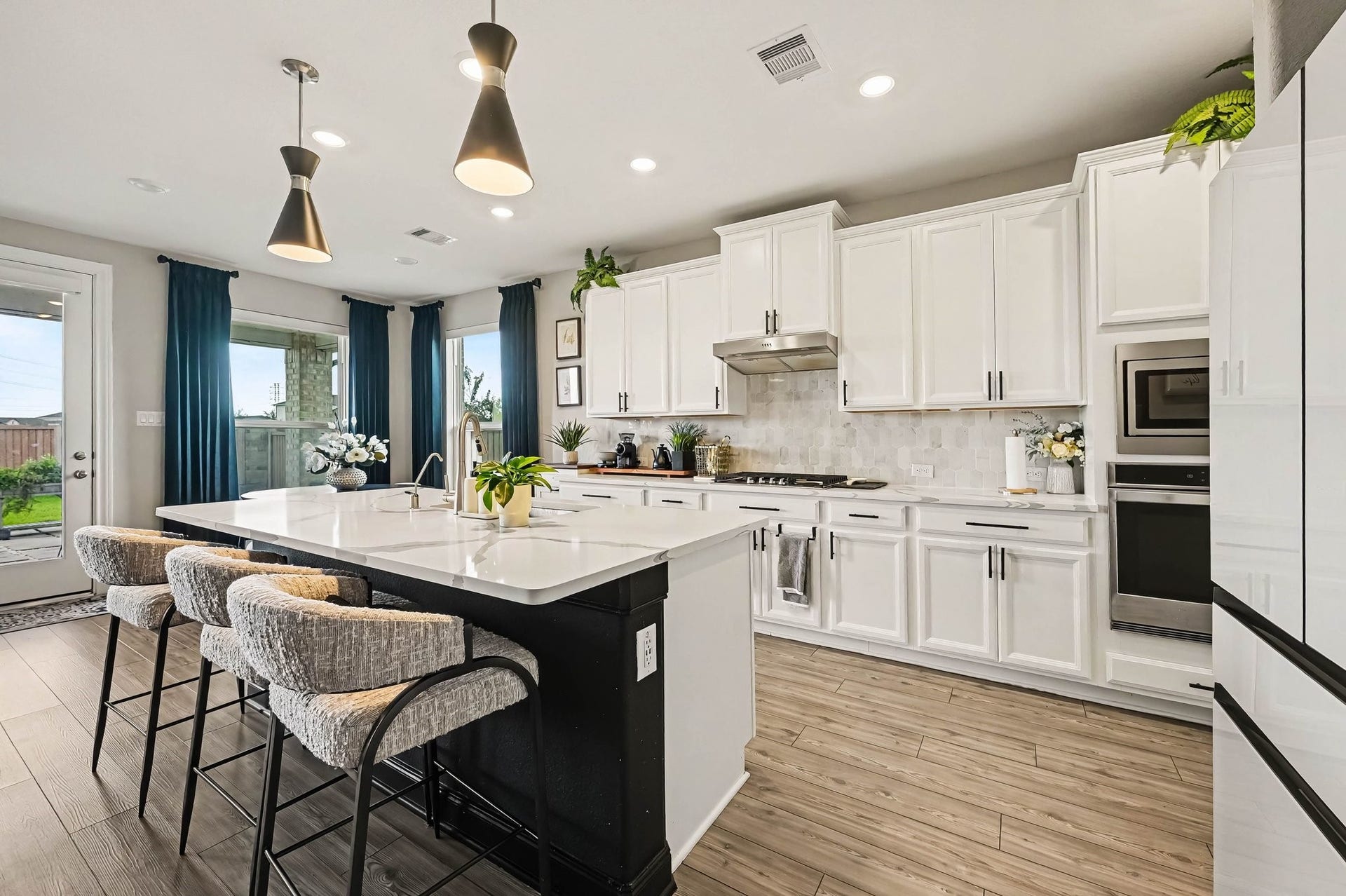 5107 Autumn Hills Trail, Pearland, TX 77584 A Kitchen Made to Impress Crisp cabinetry, statement finishes, a substantial island, and dramatic contrast create a kitchen that feels equally suited for entertaining and everyday life.