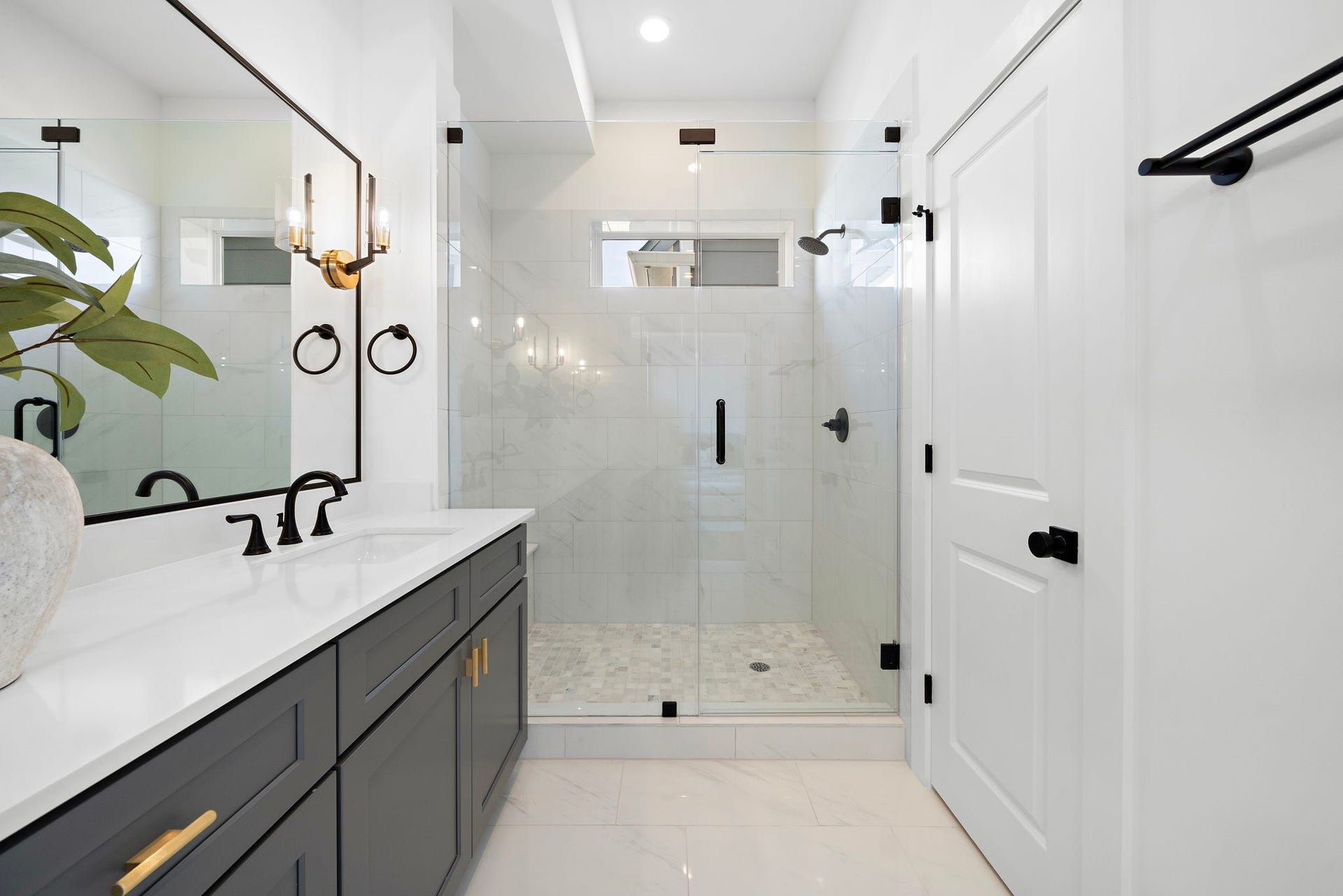 835 Elkhart Street, #E, Houston, TX 77091 Primary Bathroom