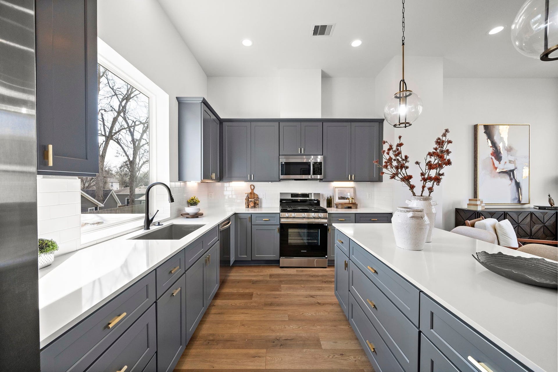 835 Elkhart Street, #E, Houston, TX 77091 Ample cabinetry and storage space enhance this kitchen's functionality.