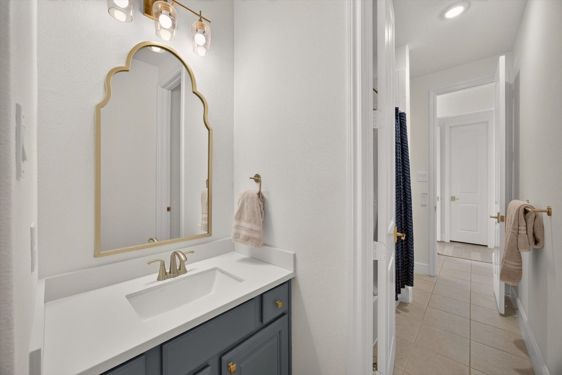 1219 Mcmurtry Ridge Drive, Katy, TX 77494 Fresh, well appointed full bathroom conveniently connecting to bedrooms.