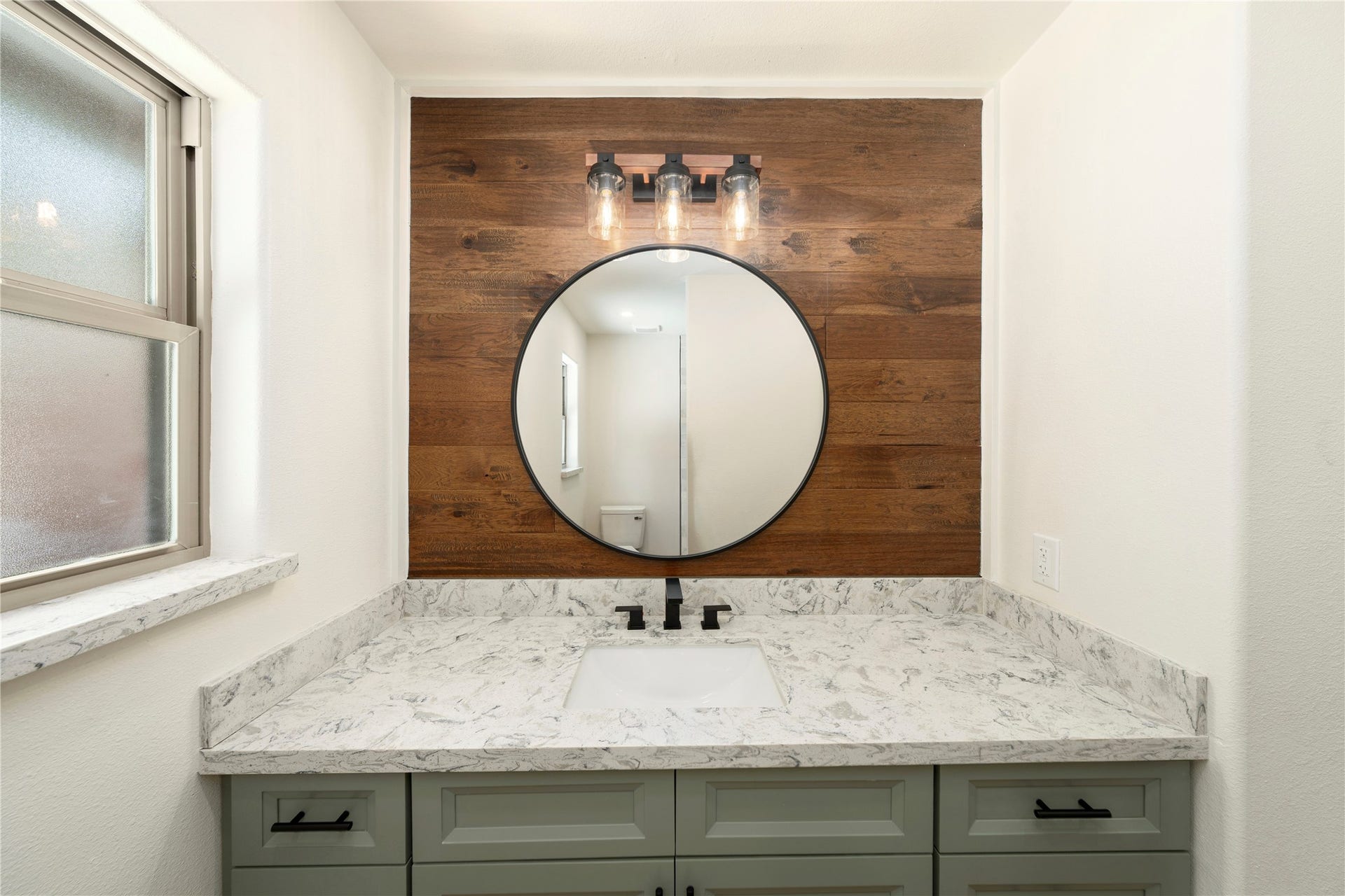 2109 County Road 353, Brazoria, TX 77422 Secondary Bath