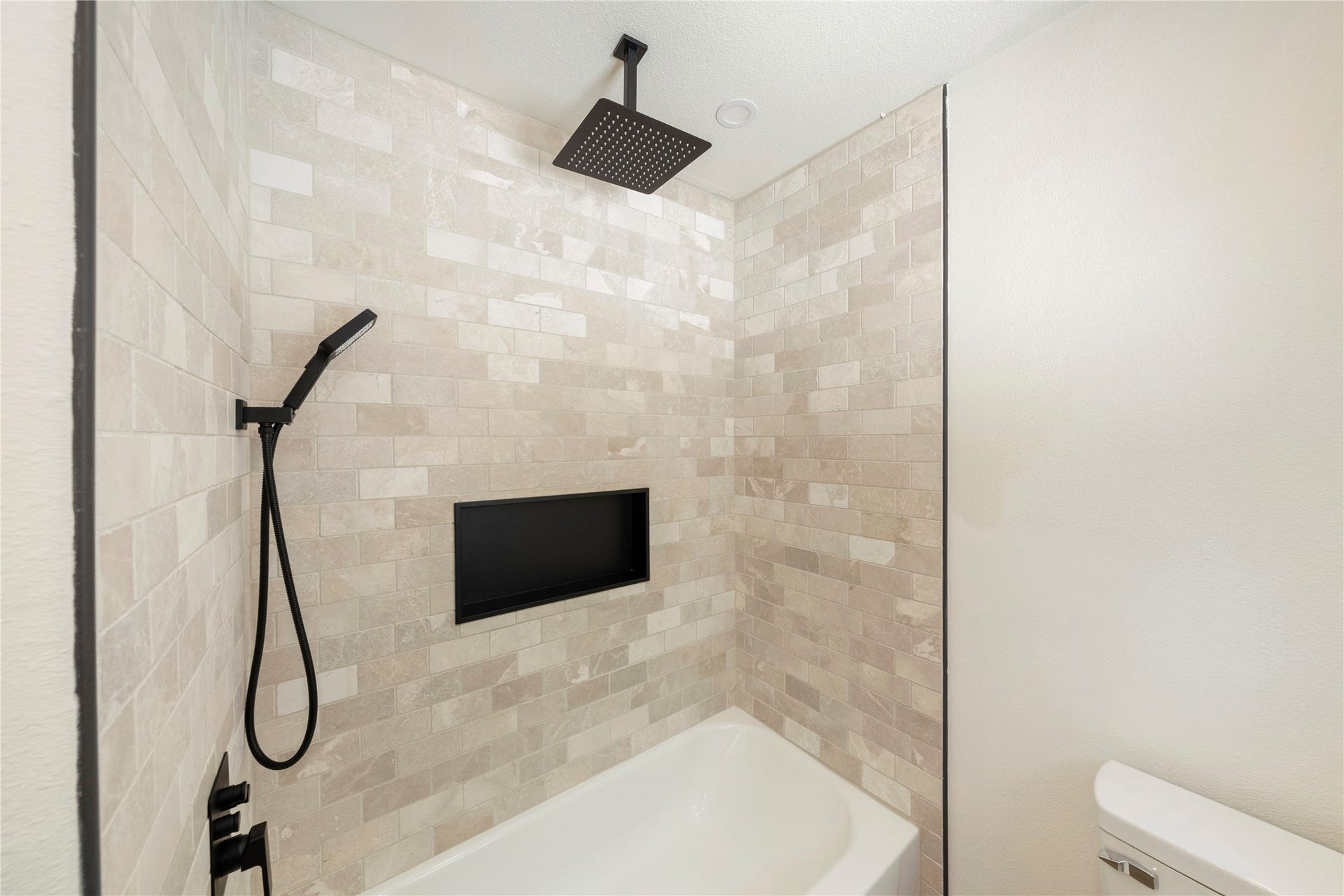 2109 County Road 353, Brazoria, TX 77422 Secondary Bath