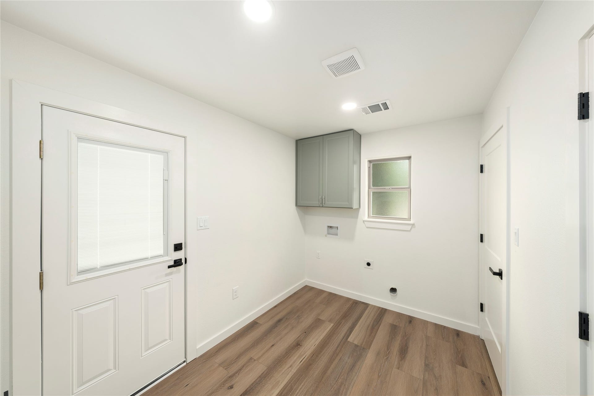 2109 County Road 353, Brazoria, TX 77422 Laundry Room