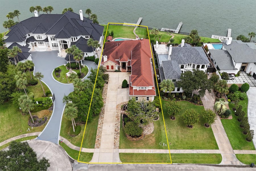 Property photo for 102 Twin Oaks Way, Kemah, TX
