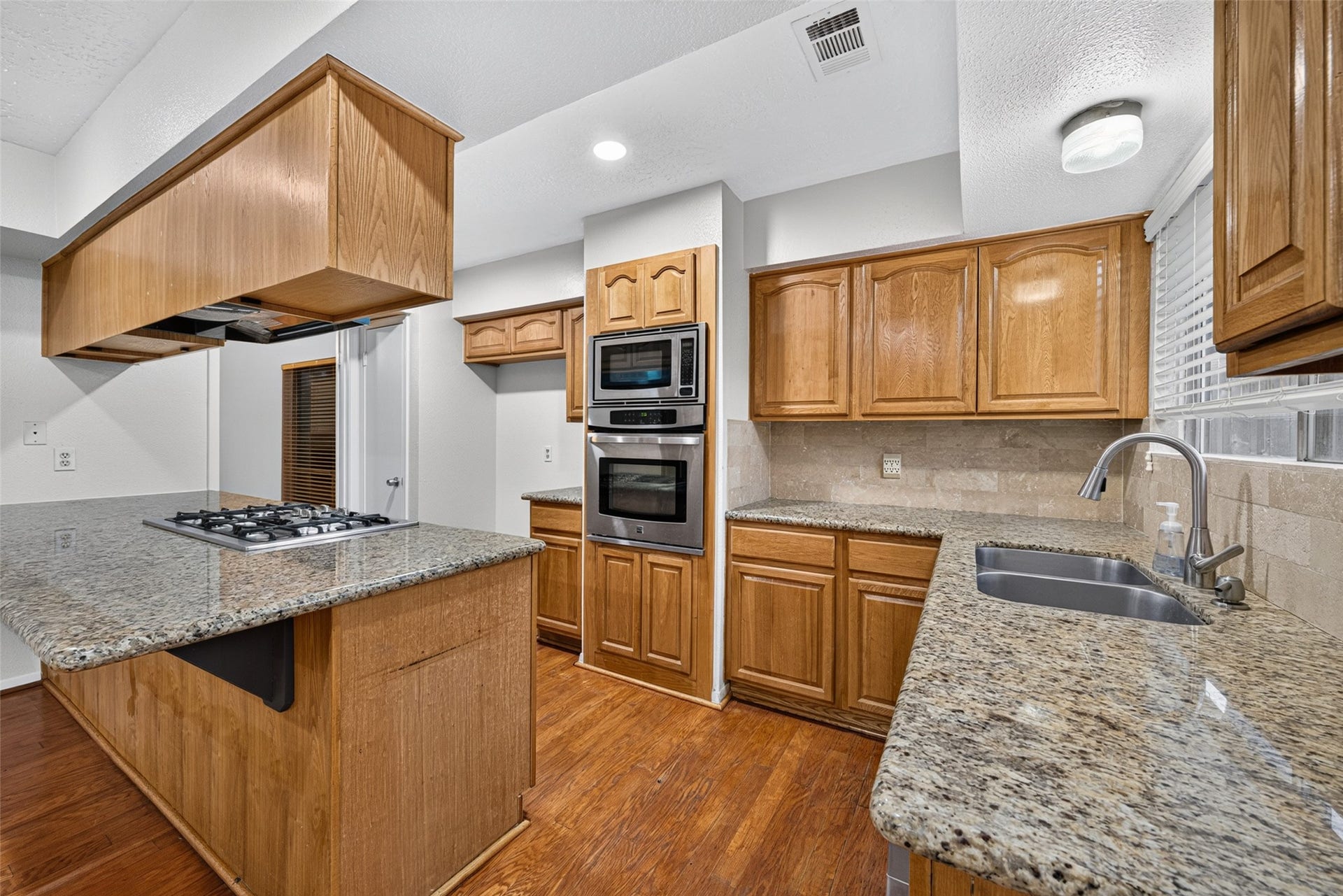 3107 Pecan Point Drive, Sugar Land, TX 77478 3107 Pecan Point Drive, Sugar Land, TX 77478