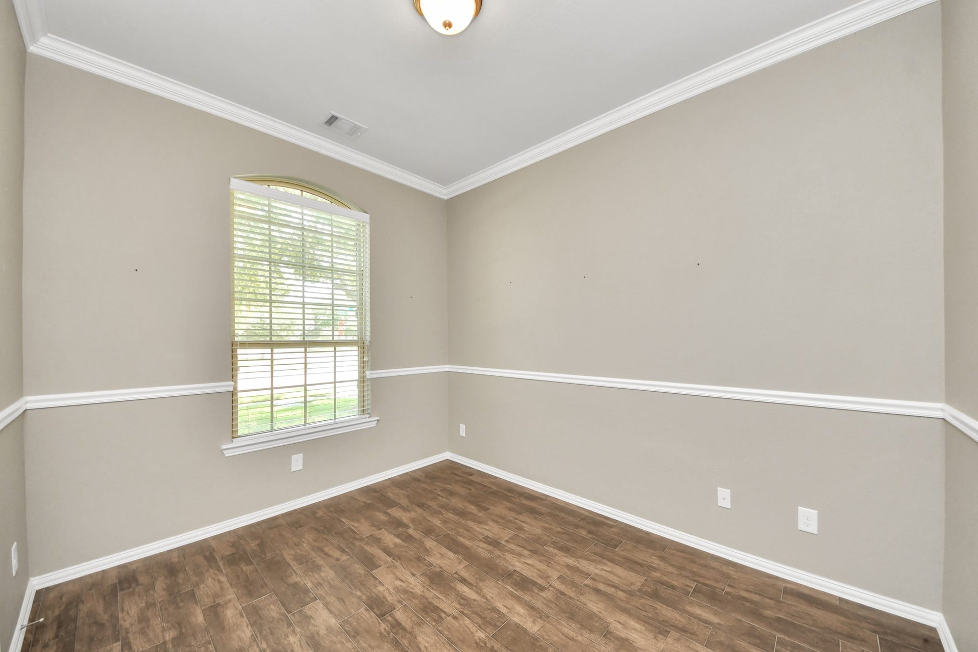 6003 Hedgepark Drive, Richmond, TX 77407 Photos include both previously furnished rooms and the homes current vacant condition to help buyers visualize the space and layout.