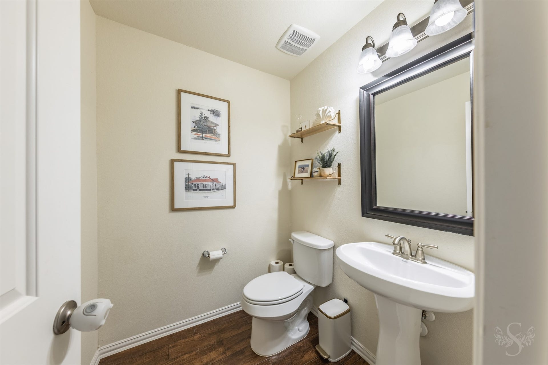 6003 Hedgepark Drive, Richmond, TX 77407 Photos include both previously furnished rooms and the homes current vacant condition to help buyers visualize the space and layout.