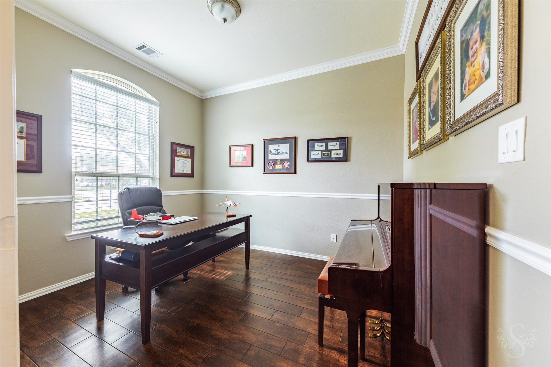 6003 Hedgepark Drive, Richmond, TX 77407 Photos include both previously furnished rooms and the homes current vacant condition to help buyers visualize the space and layout.