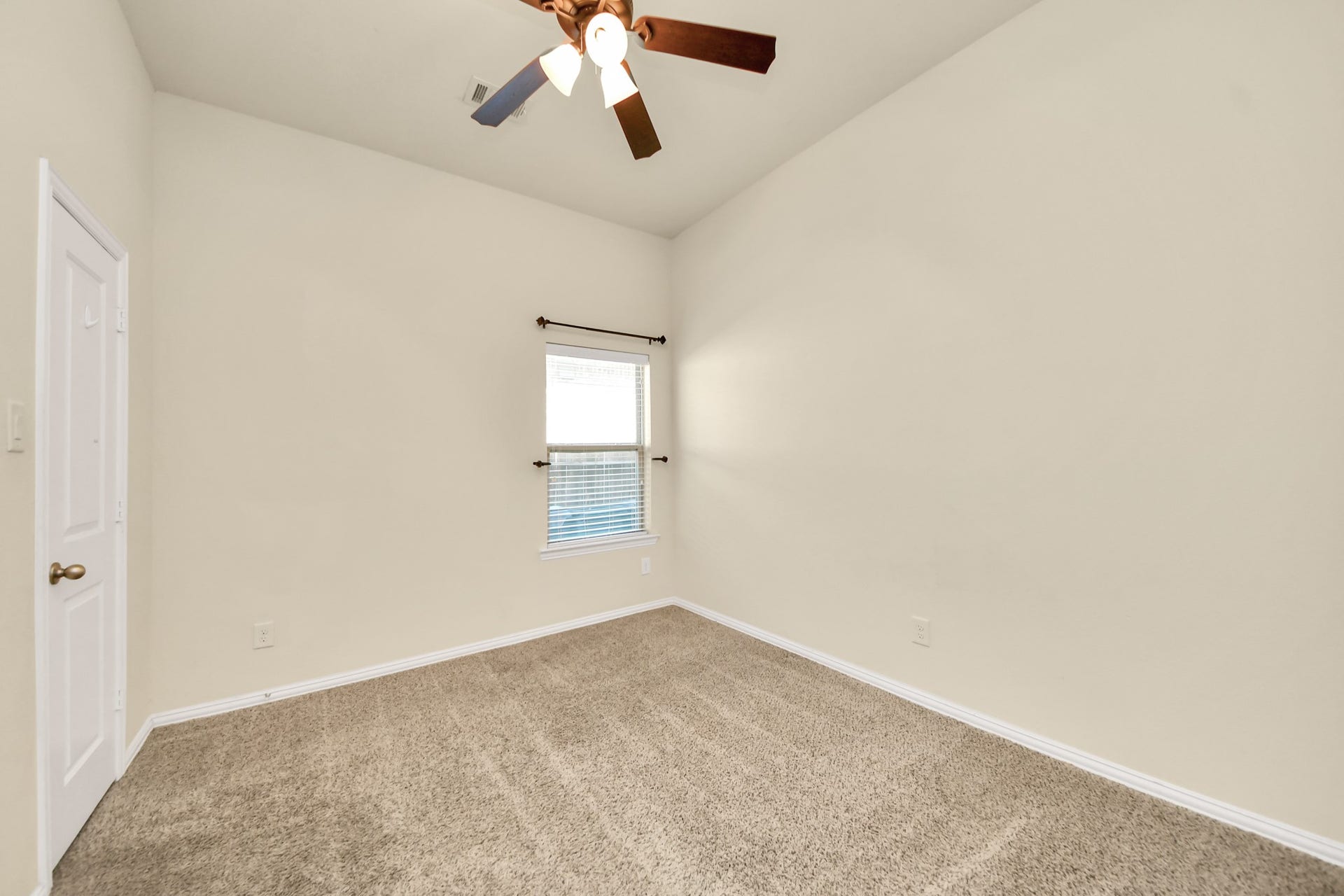 6003 Hedgepark Drive, Richmond, TX 77407 Photos include both previously furnished rooms and the homes current vacant condition to help buyers visualize the space and layout.