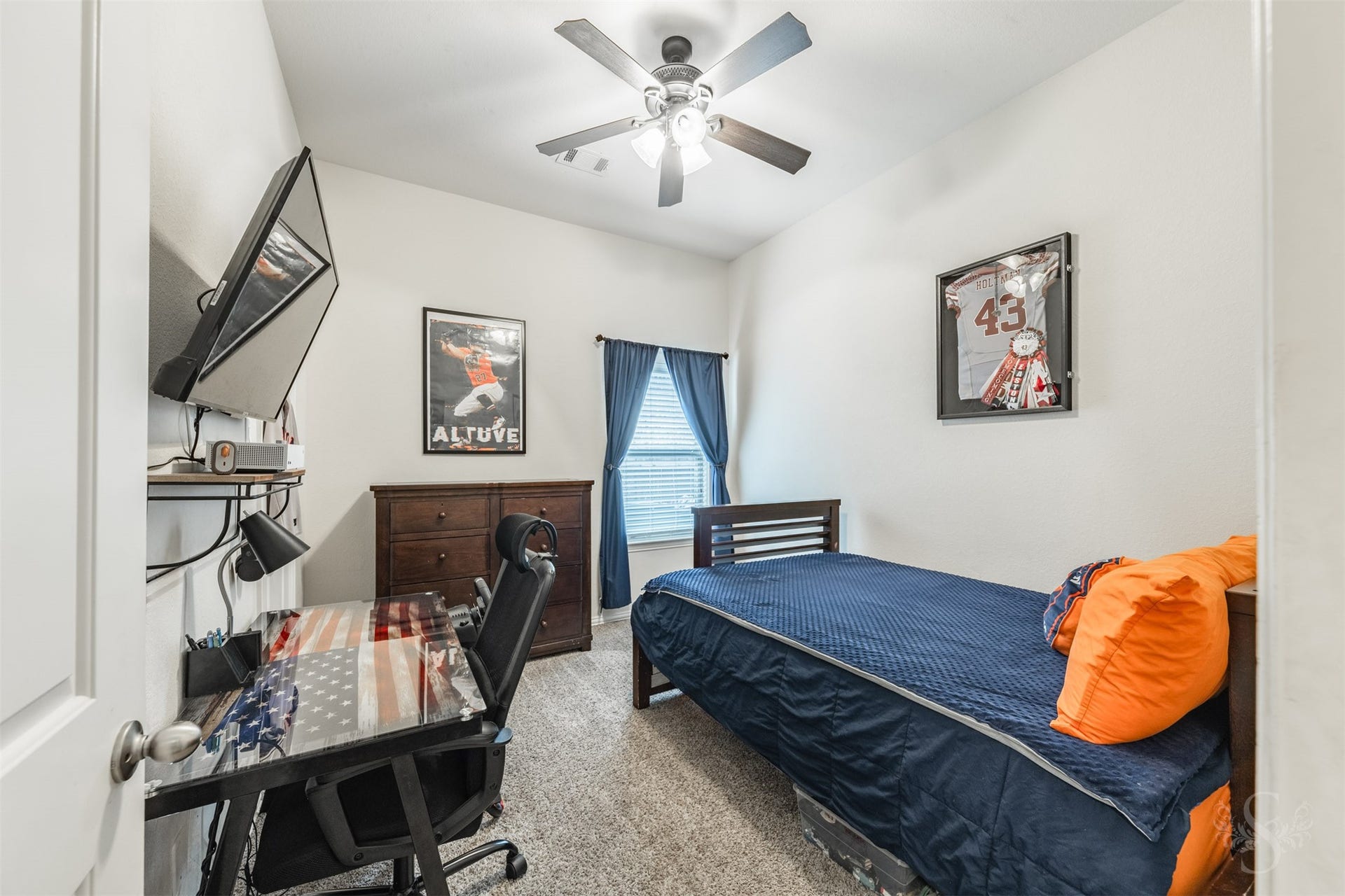 6003 Hedgepark Drive, Richmond, TX 77407 Photos include both previously furnished rooms and the homes current vacant condition to help buyers visualize the space and layout.
