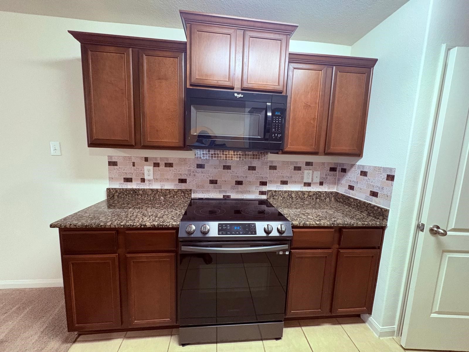 9406 Gold Mountain Drive, Rosharon, TX 77583 Pleny of Cabinets
