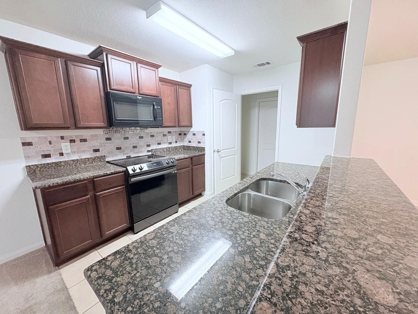 9406 Gold Mountain Drive, Rosharon, TX 77583 Granite Countertops
