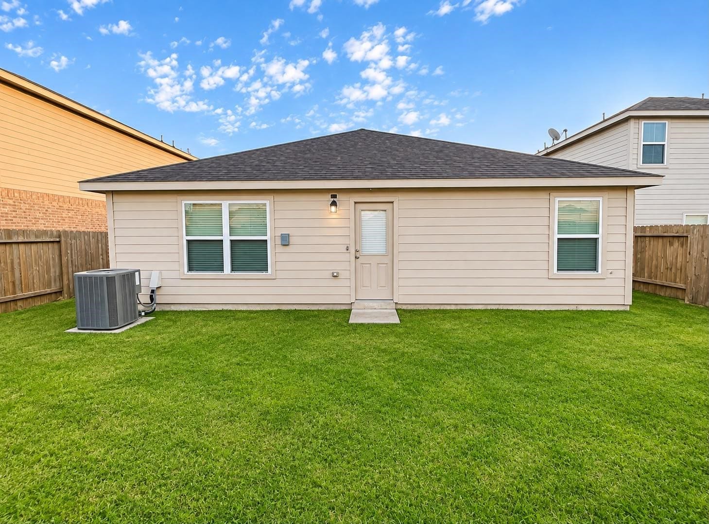 9406 Gold Mountain Drive, Rosharon, TX 77583 Large Bacyard