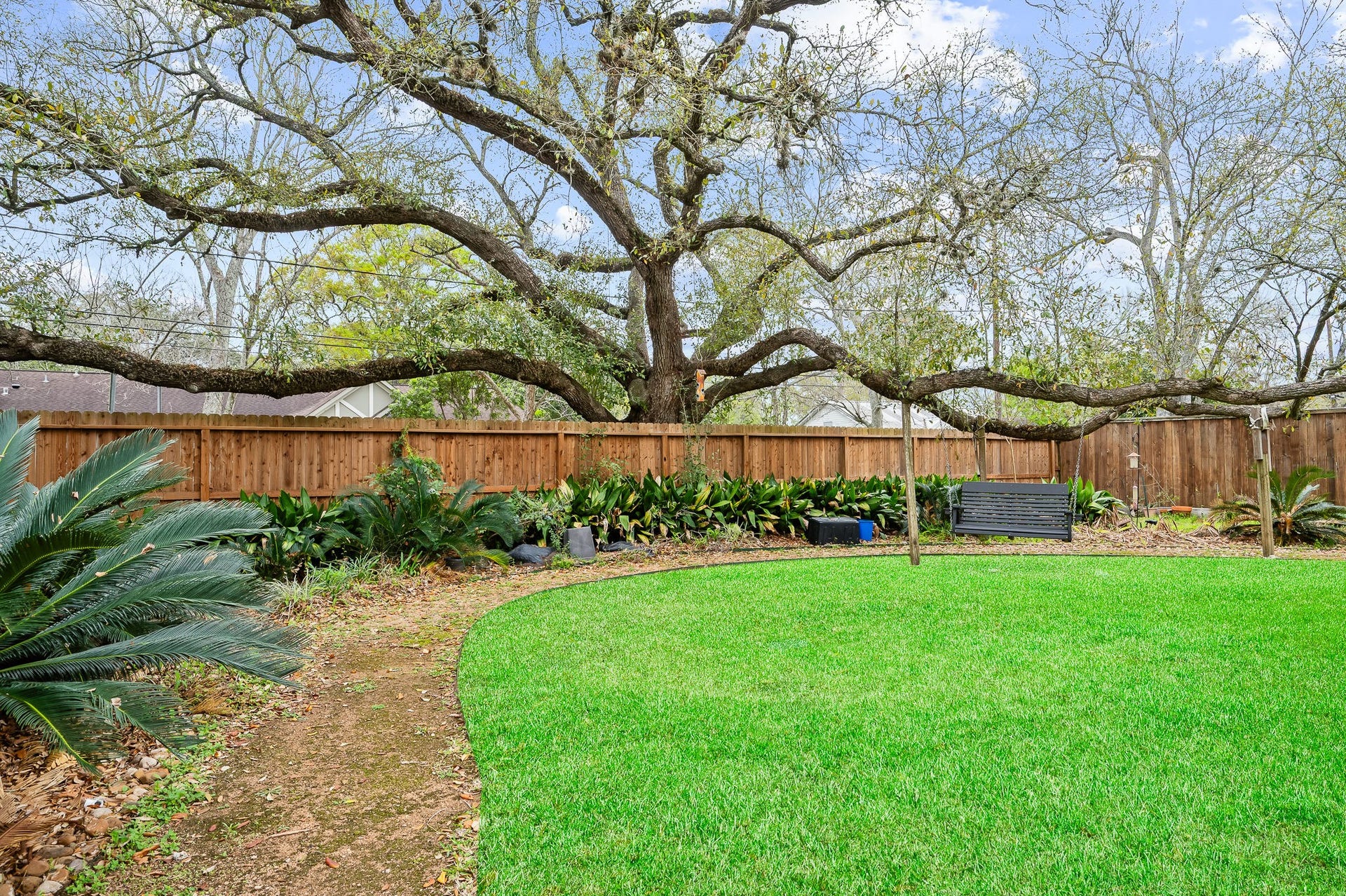 2111 N Galveston Avenue, Pearland, TX 77581 Experience the tranquil beauty of this private backyard, an ideal setting for morning walks, yoga, or peaceful outdoor relaxation.