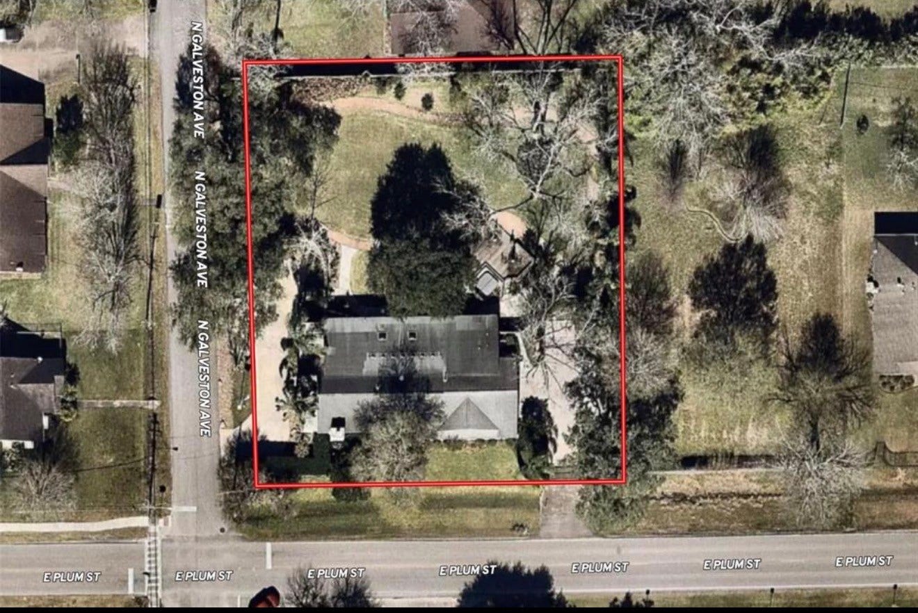 2111 N Galveston Avenue, Pearland, TX 77581 The property offers convenient driveway access from both N Galveston Ave and E Plum St.