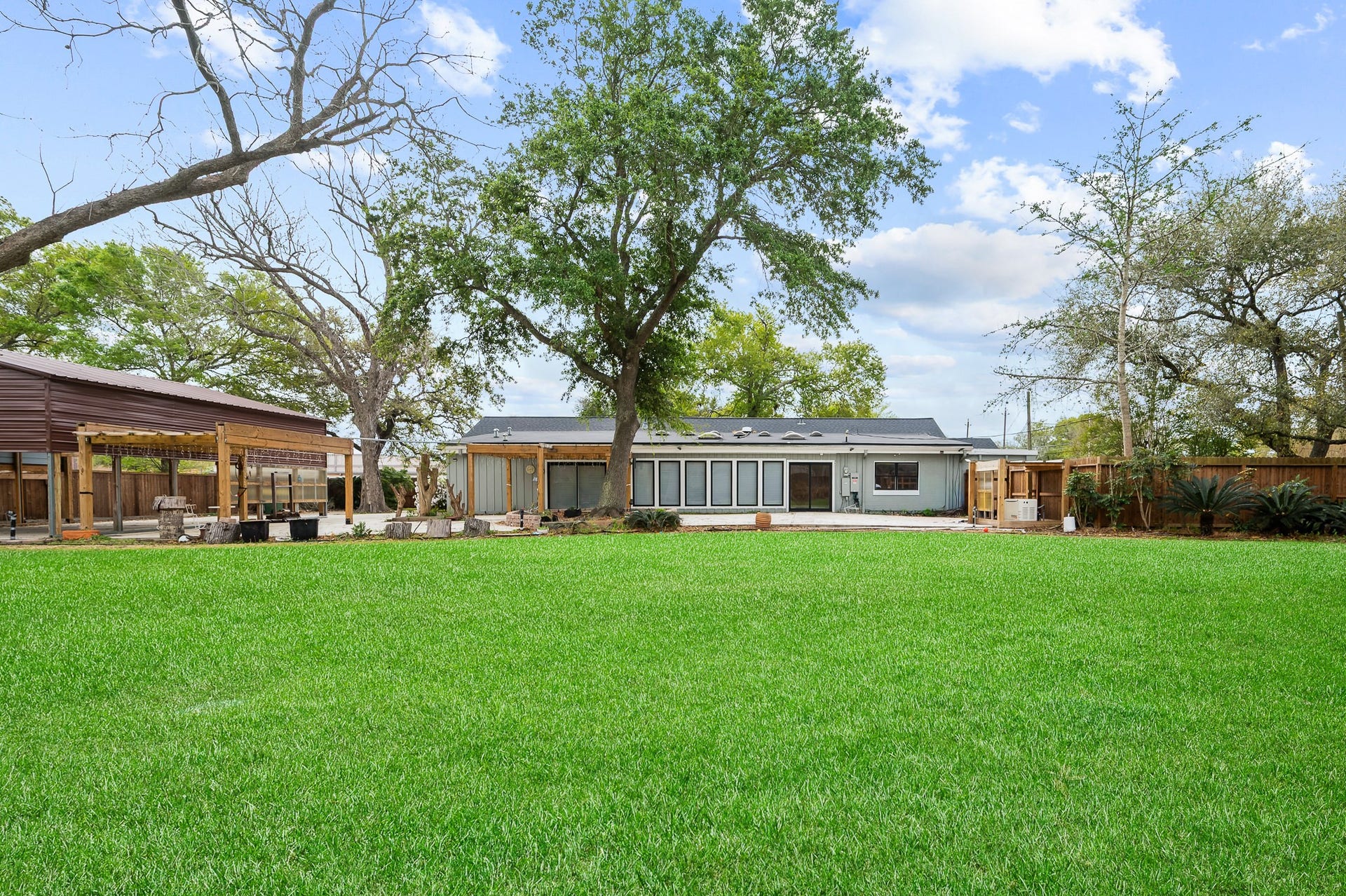 2111 N Galveston Avenue, Pearland, TX 77581 Experience the tranquil beauty of this private backyard, an ideal setting for morning walks, yoga, or peaceful outdoor relaxation.