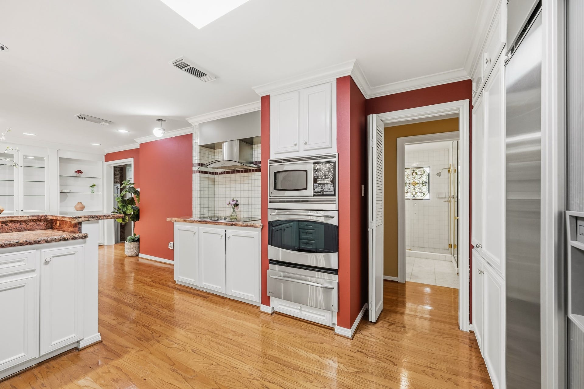 2111 N Galveston Avenue, Pearland, TX 77581 Stainless appliances, convection oven and Sub Zero Fridge for clean lines and neat space.