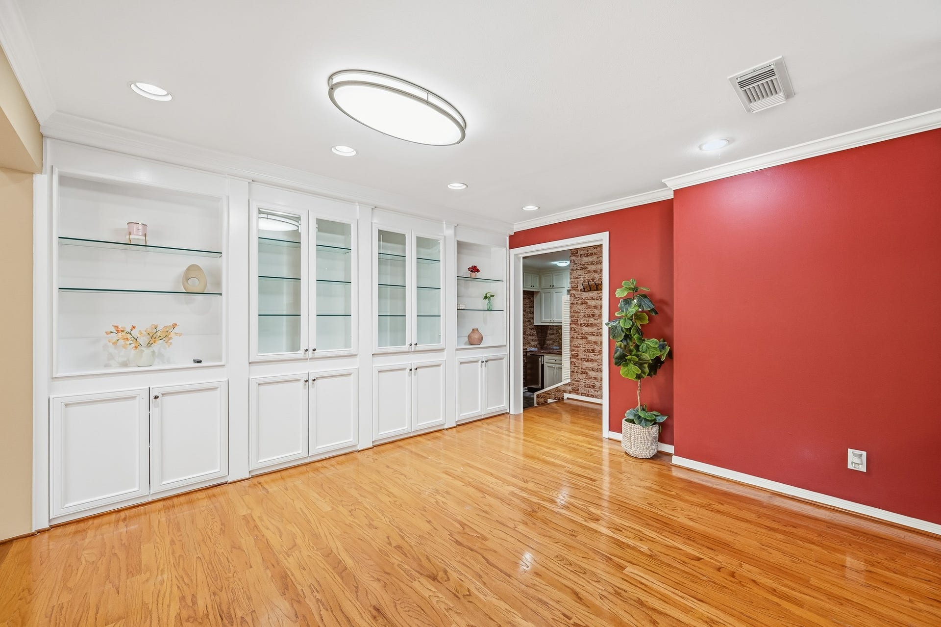 2111 N Galveston Avenue, Pearland, TX 77581 Beautiful built-in display shelves and glass-front cabinets provide the perfect place to showcase art, pottery, or dish collections, while ample storage and counter space make everyday living effortless.