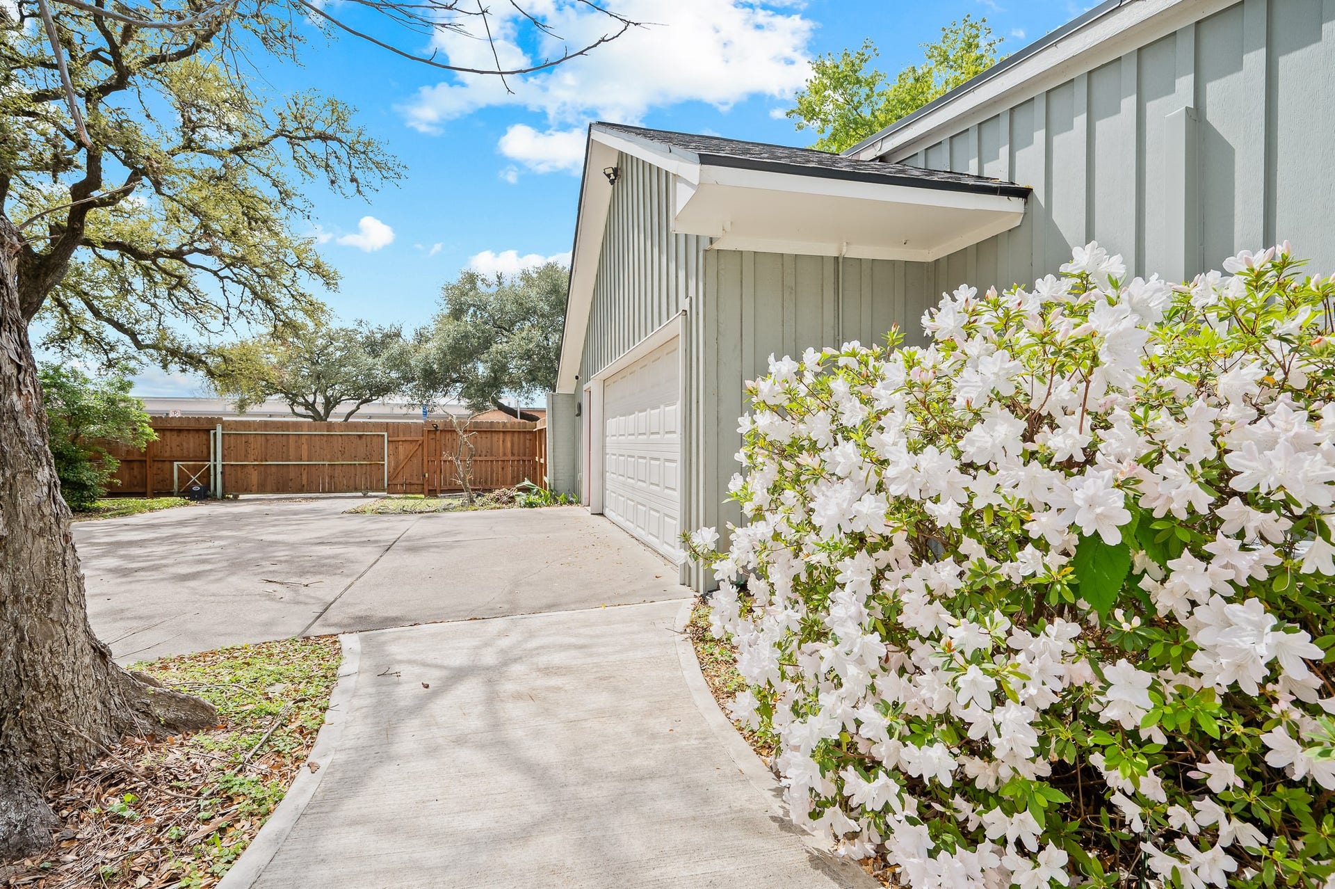 2111 N Galveston Avenue, Pearland, TX 77581 2111 N Galveston Avenue, Pearland, TX 77581