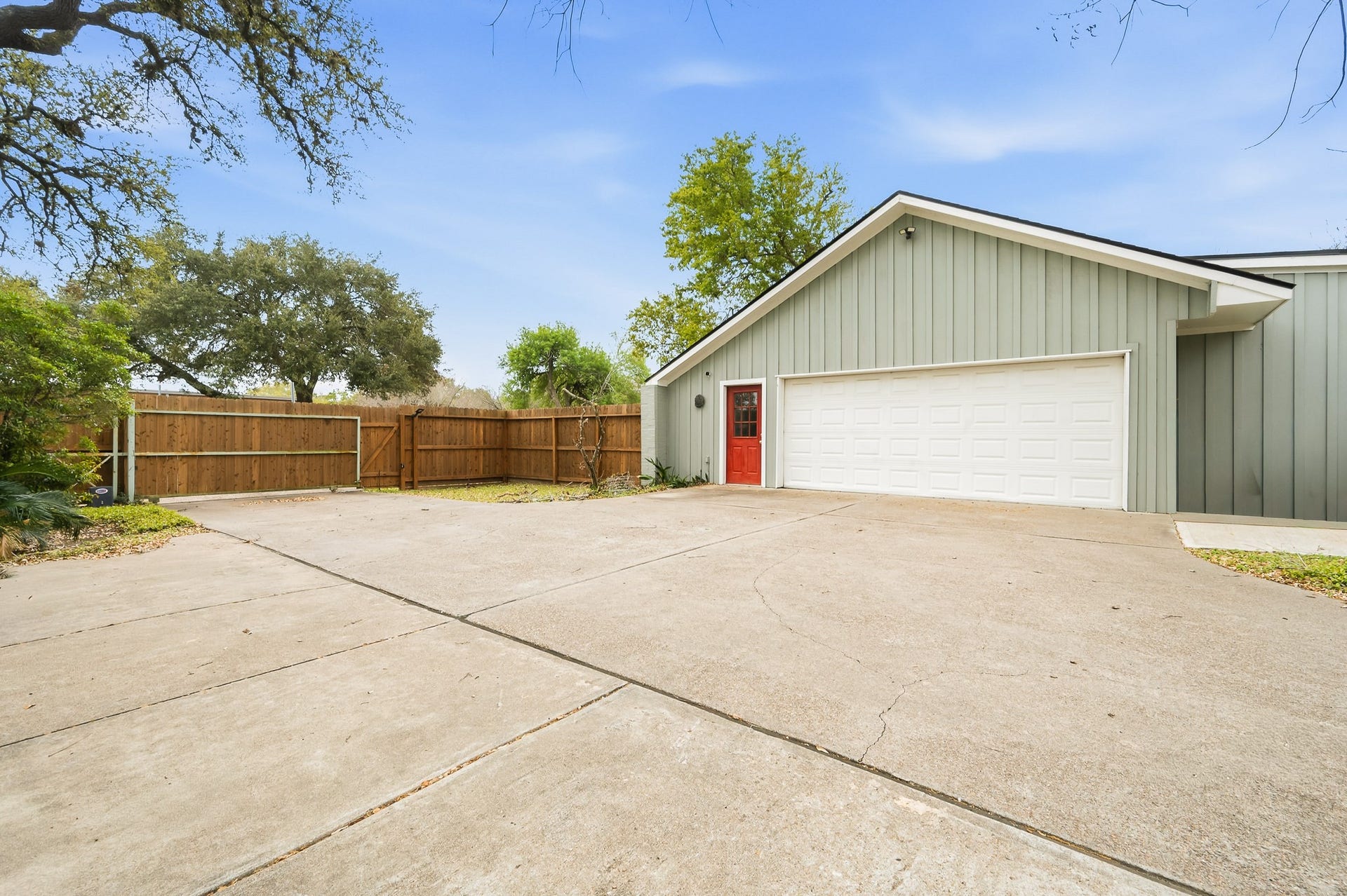2111 N Galveston Avenue, Pearland, TX 77581 2111 N Galveston Avenue, Pearland, TX 77581