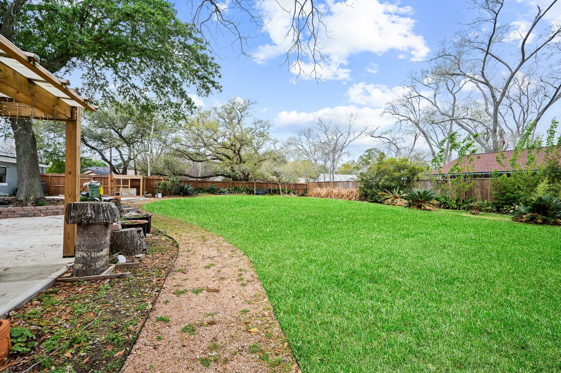 2111 N Galveston Avenue, Pearland, TX 77581 Experience the tranquil beauty of this private backyard, an ideal setting for morning walks, yoga, or peaceful outdoor relaxation.