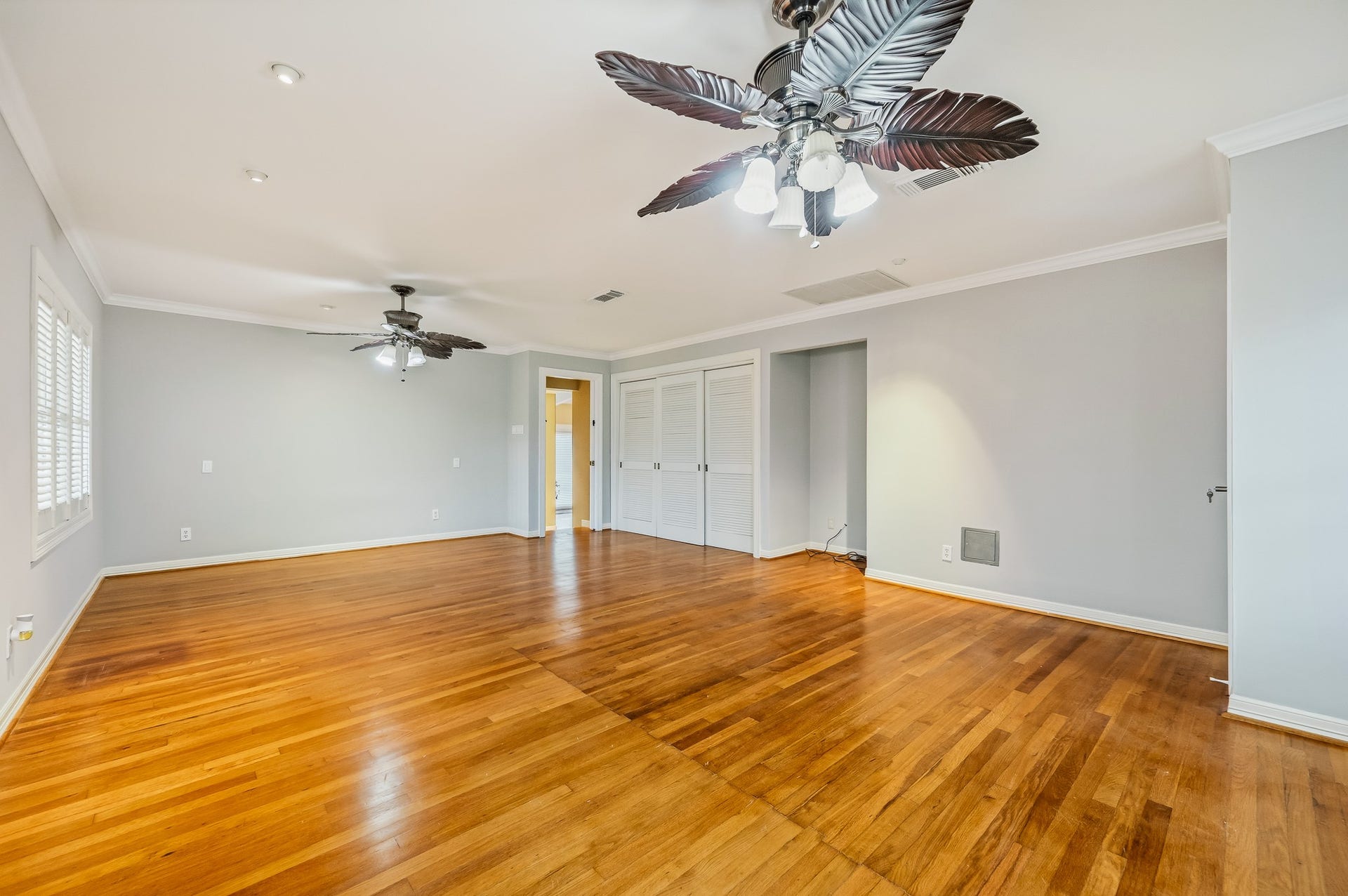 2111 N Galveston Avenue, Pearland, TX 77581 Enjoy this warm and spacious primary suite at the front of the home, featuring plantation shutters and a cozy fireplace. The three-door sliding closet offers generous storage, with extra room for a chest or TV area.