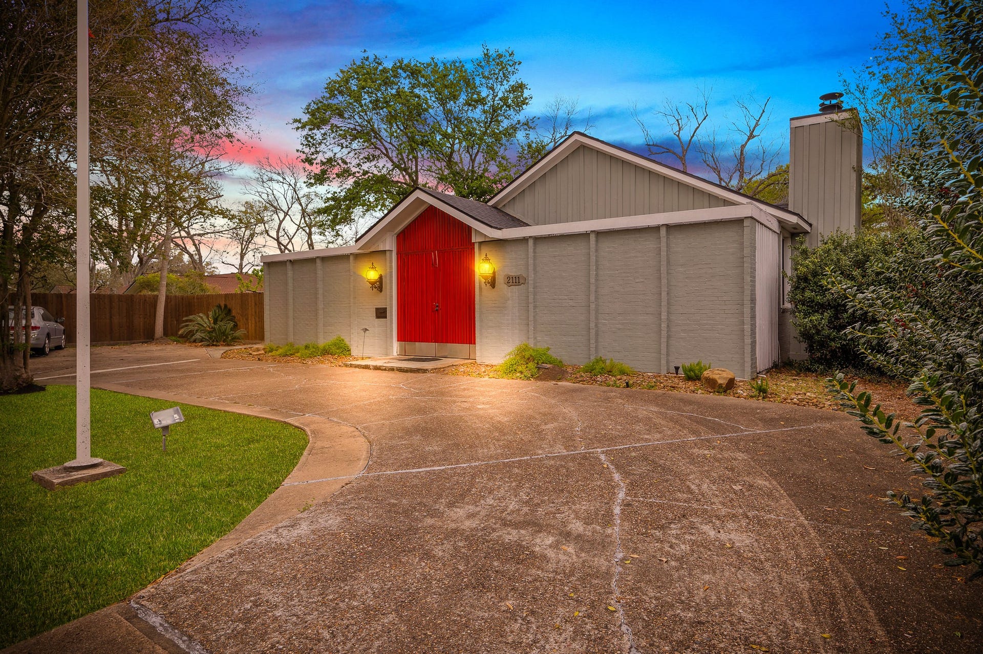 2111 N Galveston Avenue, Pearland, TX 77581 Experience the evening ambiance of this Mid-Century home on Galveston Avenue, beautifully illuminated in the heart of Old Town Pearland.
