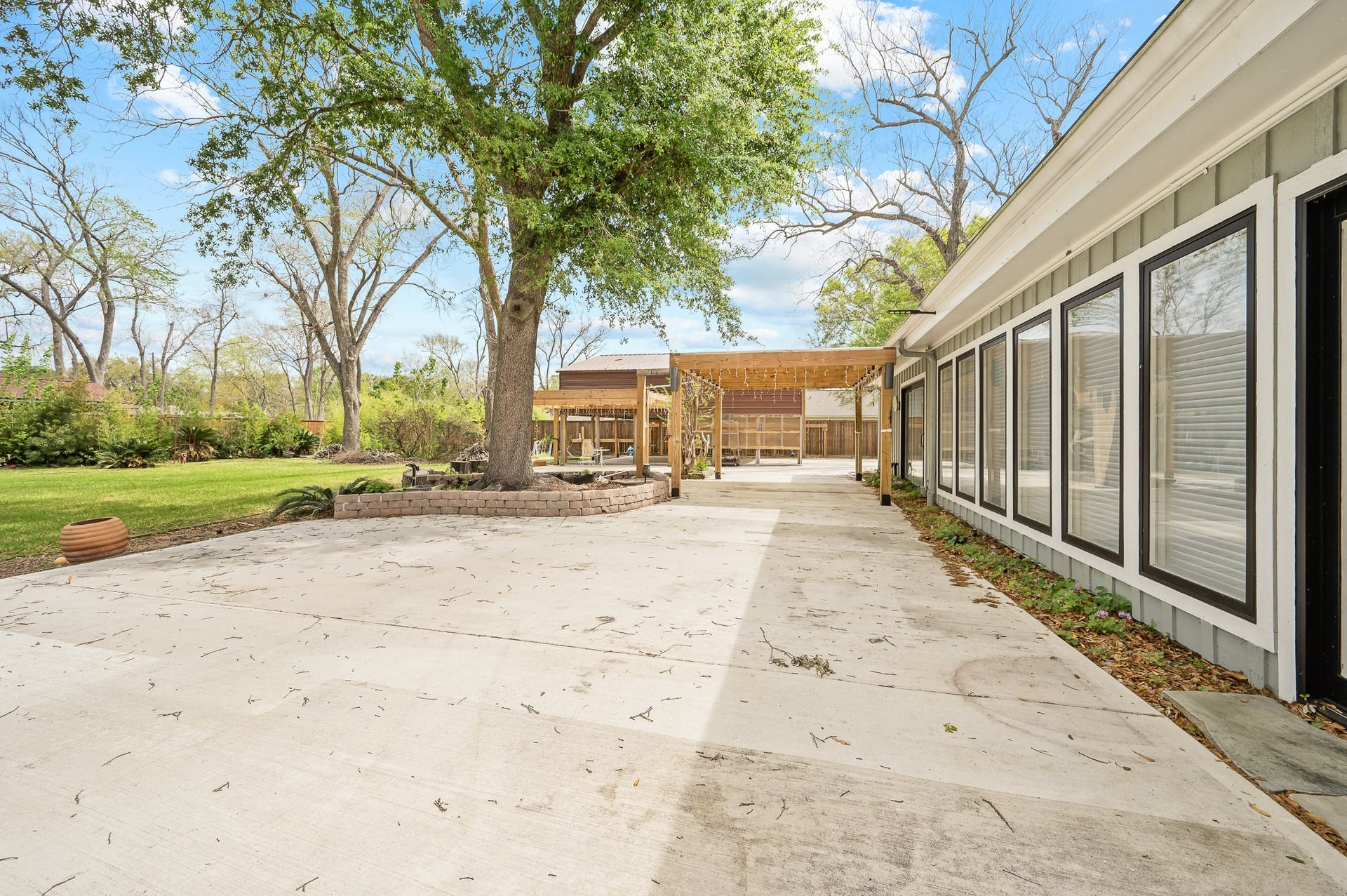 2111 N Galveston Avenue, Pearland, TX 77581 Experience the tranquil beauty of this private backyard, an ideal setting for morning walks, yoga, or peaceful outdoor relaxation.