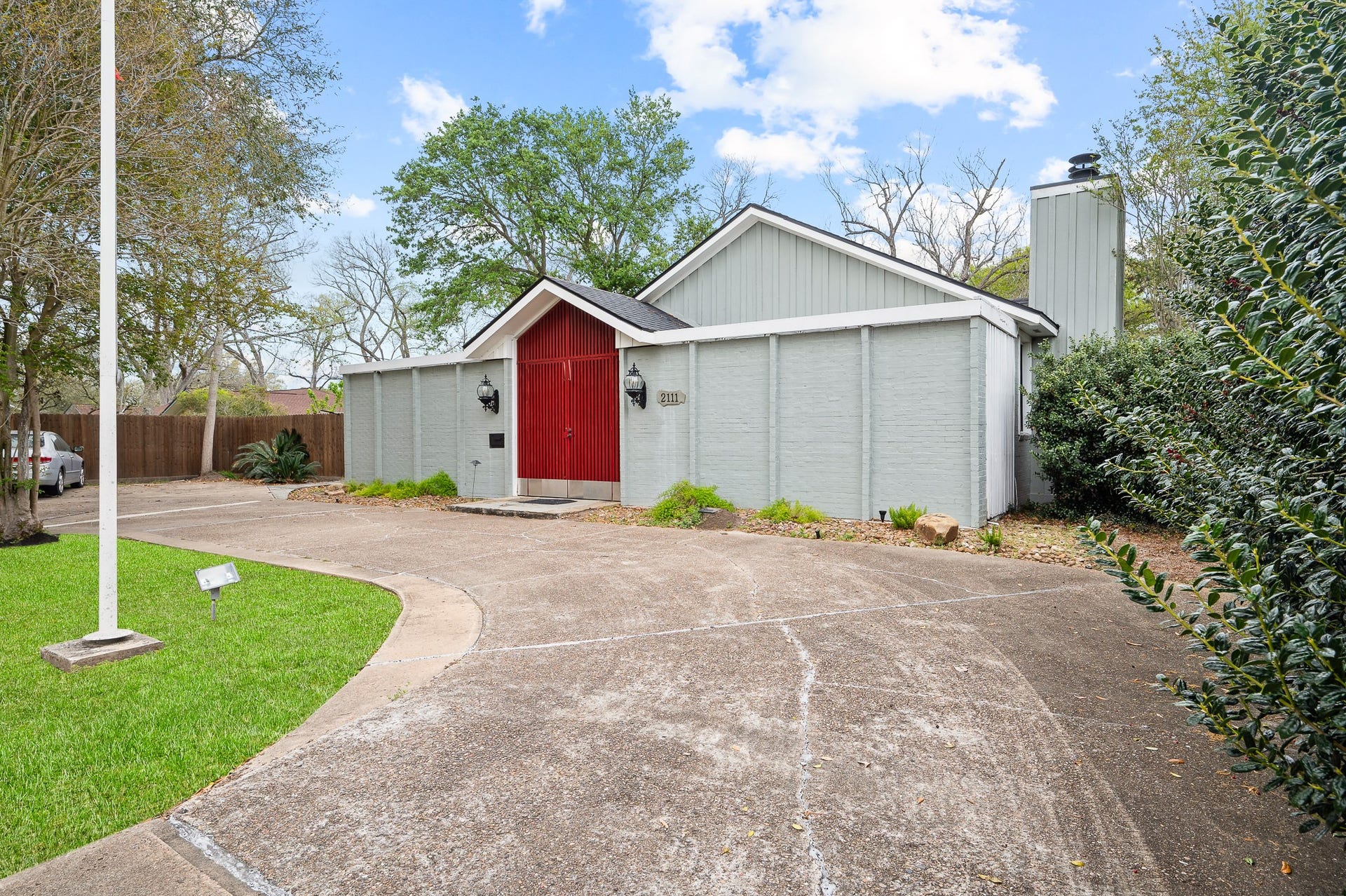 2111 N Galveston Avenue, Pearland, TX 77581 Half-moon driveway in front provides guest parking for multiple cars.