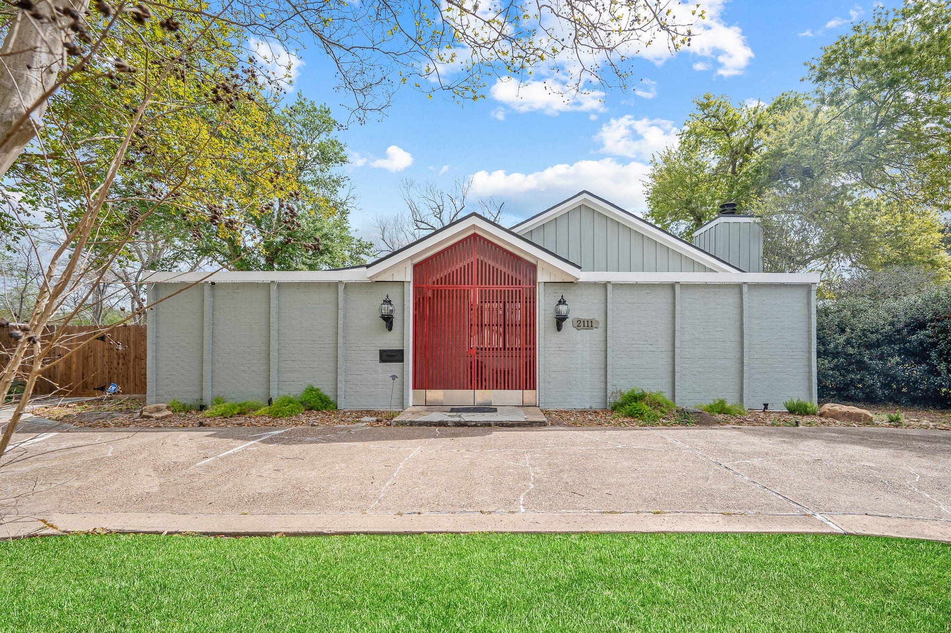 2111 N Galveston Avenue, Pearland, TX 77581 Welcome to Galveston Avenue and this beautiful Mid-Century home located in the heart of Old Town Pearland.