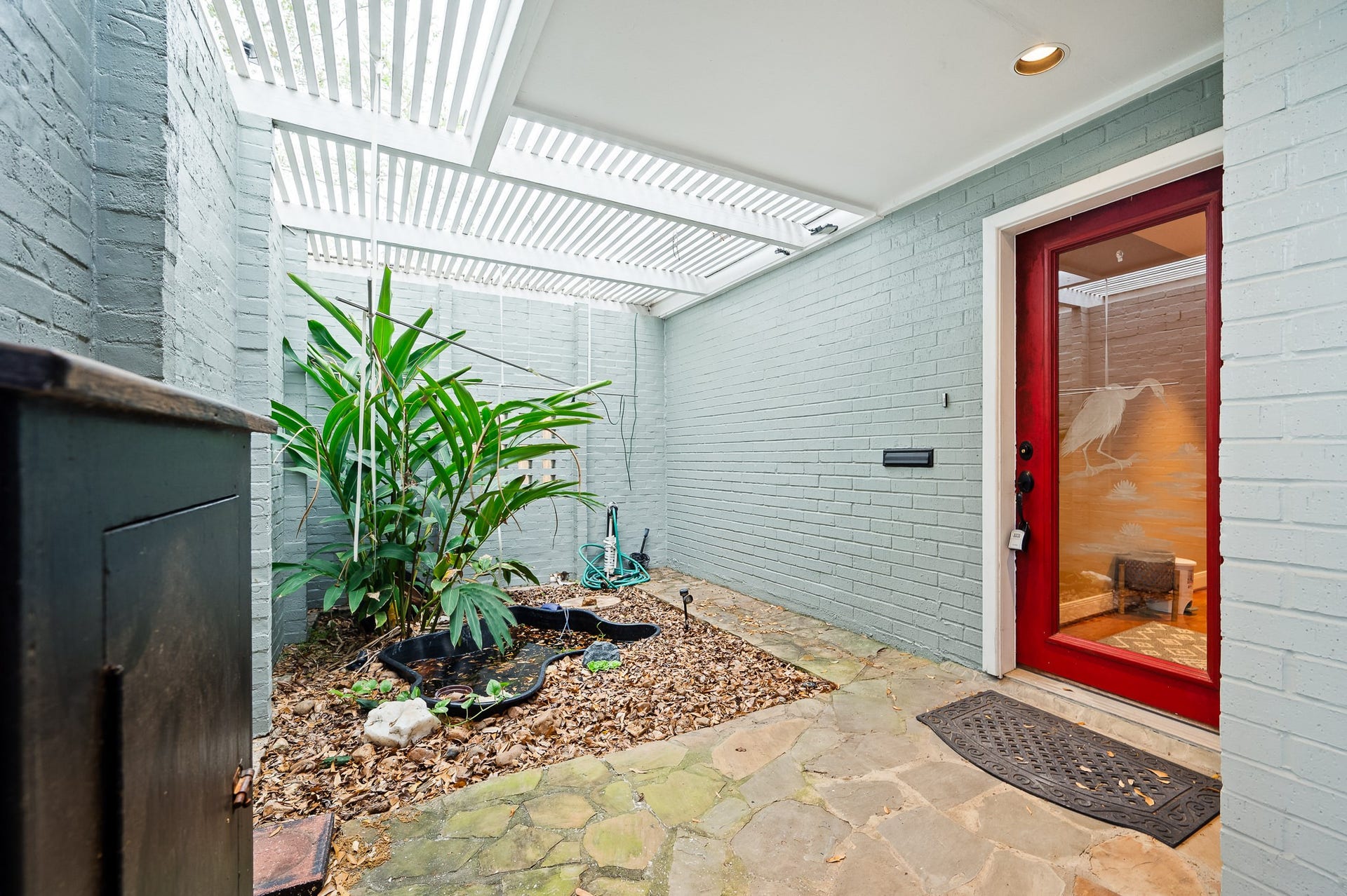 2111 N Galveston Avenue, Pearland, TX 77581 Enjoy a charming covered porch filled with natural light, the perfect spot for morning coffee and peaceful sunshine.