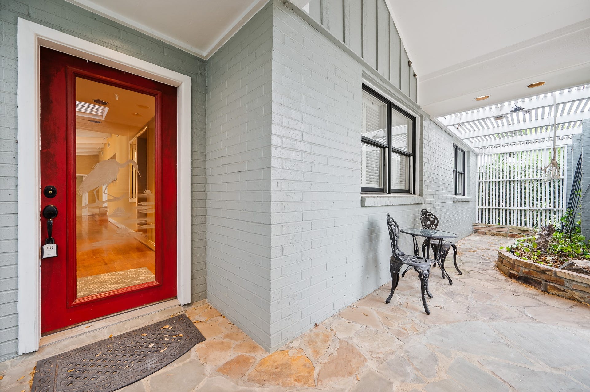 2111 N Galveston Avenue, Pearland, TX 77581 Enjoy a charming covered porch filled with natural light, the perfect spot for morning coffee and peaceful sunshine.