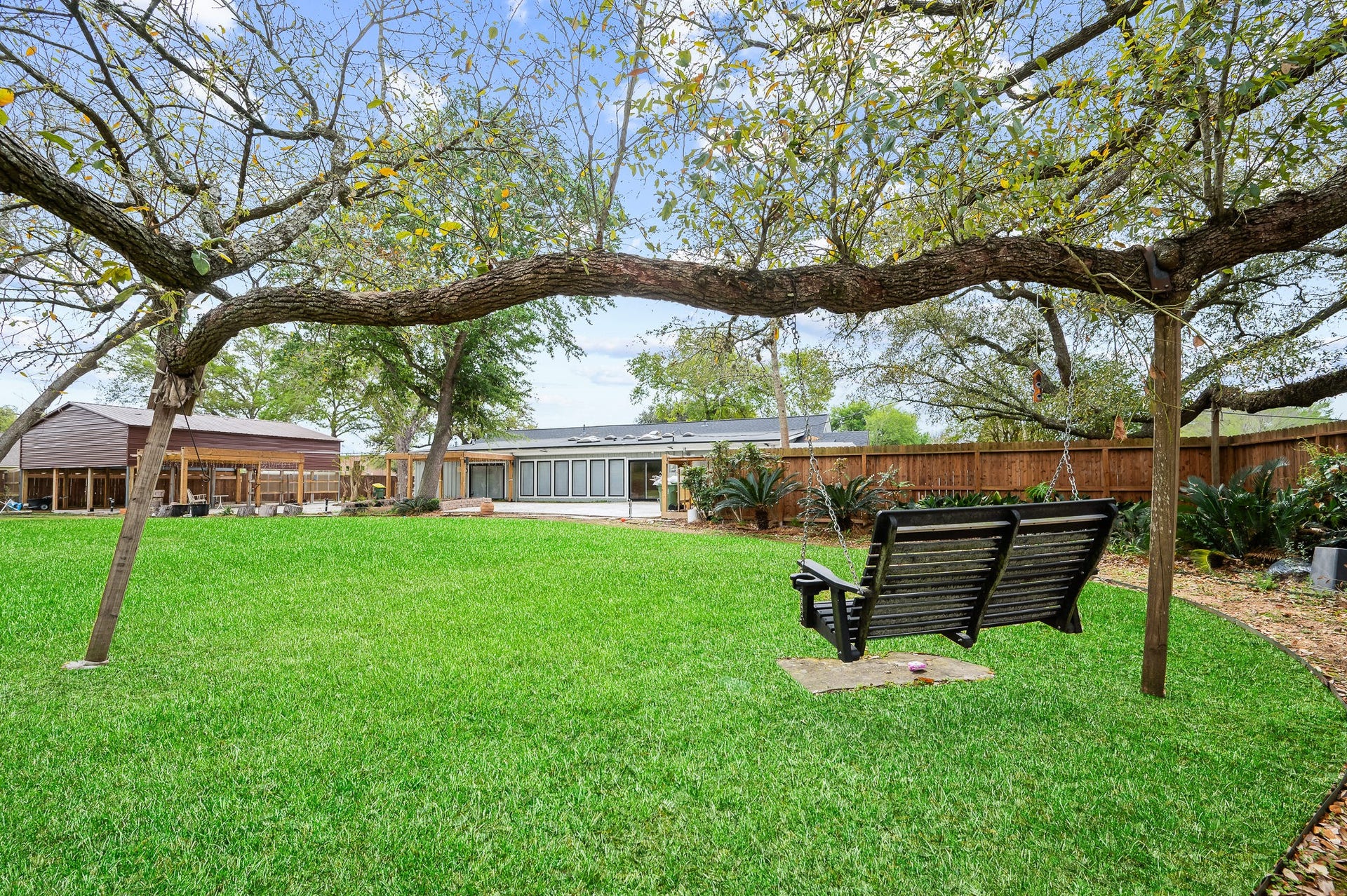 2111 N Galveston Avenue, Pearland, TX 77581 Experience the tranquil beauty of this private backyard, an ideal setting for morning walks, yoga, or peaceful outdoor relaxation.