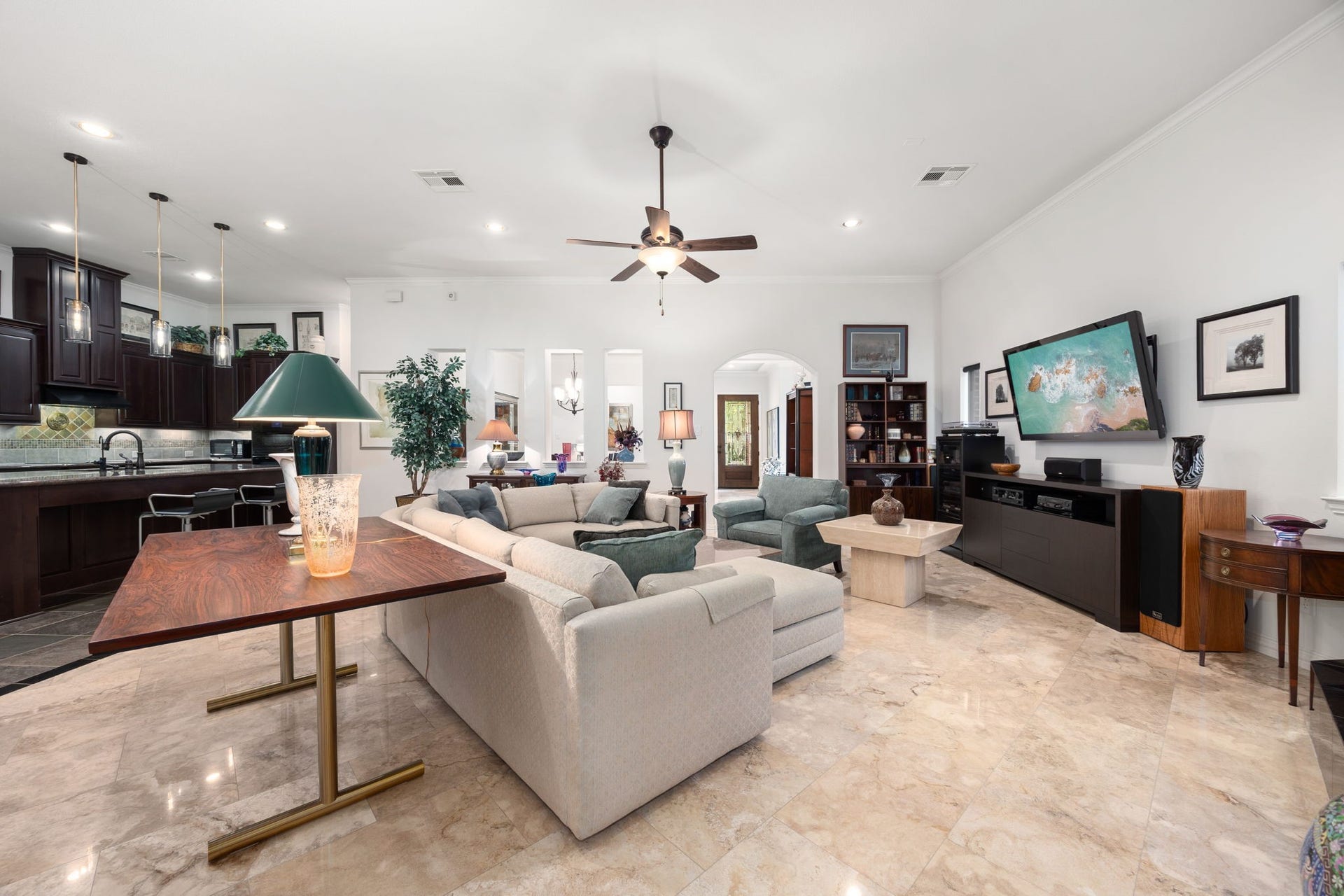 195 Oarwood Place, The Woodlands, TX 77389 Bright and open living room with high ceilings, and an easy flow into the kitchenperfect for everyday living and entertaining.