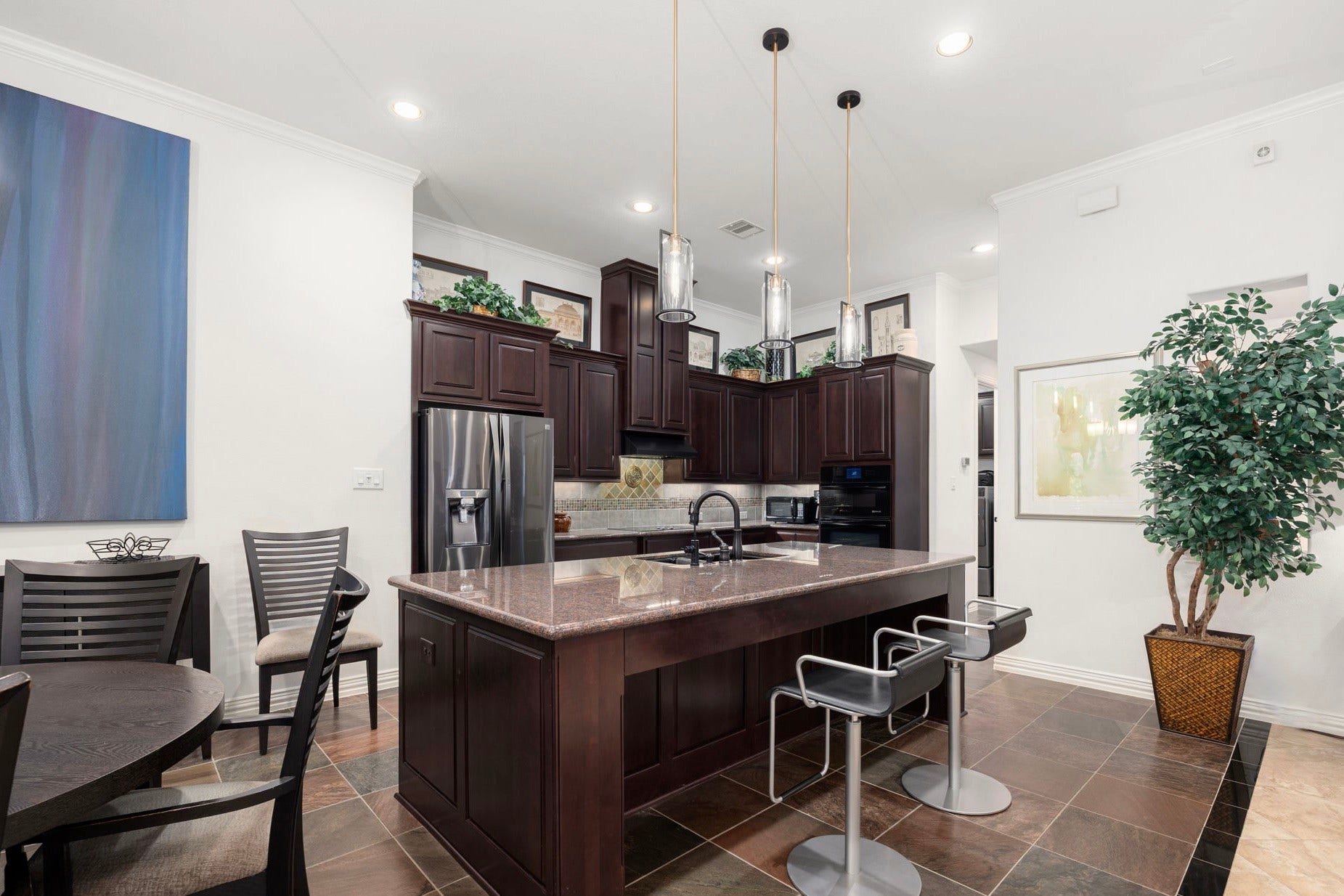 195 Oarwood Place, The Woodlands, TX 77389 A closer look at the kitchen showcases its spacious design, beautiful finishes, and generous counter space.