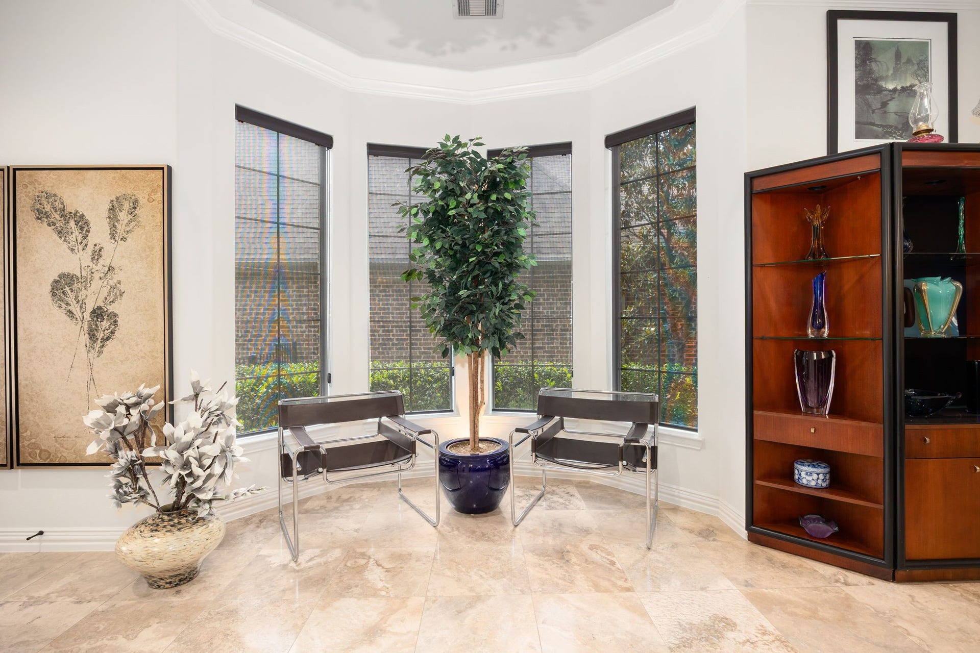 195 Oarwood Place, The Woodlands, TX 77389 Elegant sitting area in the foyer with beautiful bay windows that fill the space with natural light. A welcoming spot to relax or greet guests.