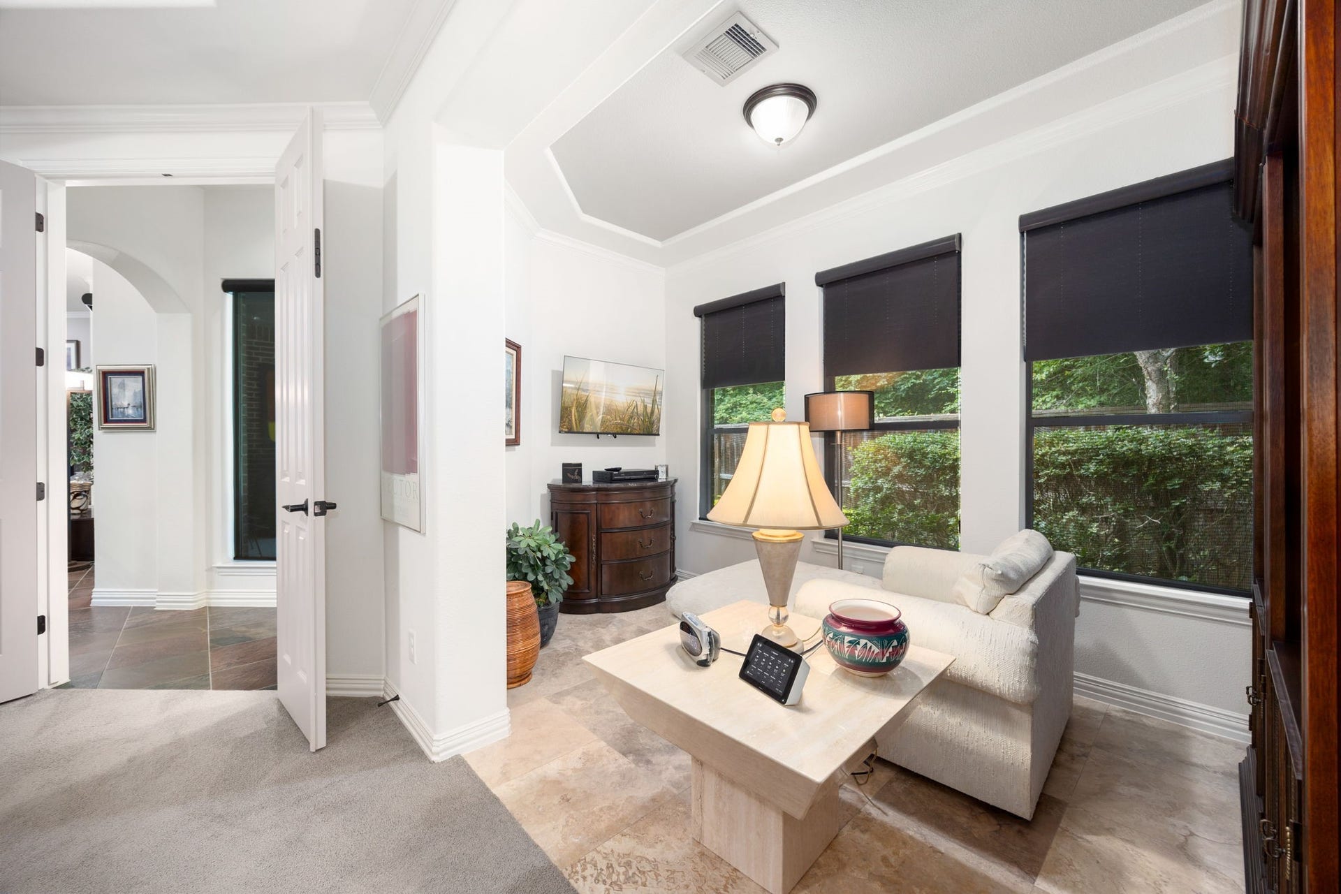 195 Oarwood Place, The Woodlands, TX 77389 Private sitting area off the primary suite with large windows overlooking the backyard. This flexible space is perfect for relaxing, reading, enjoying your morning coffee, or creating a quiet retreat within the primary bedroom.