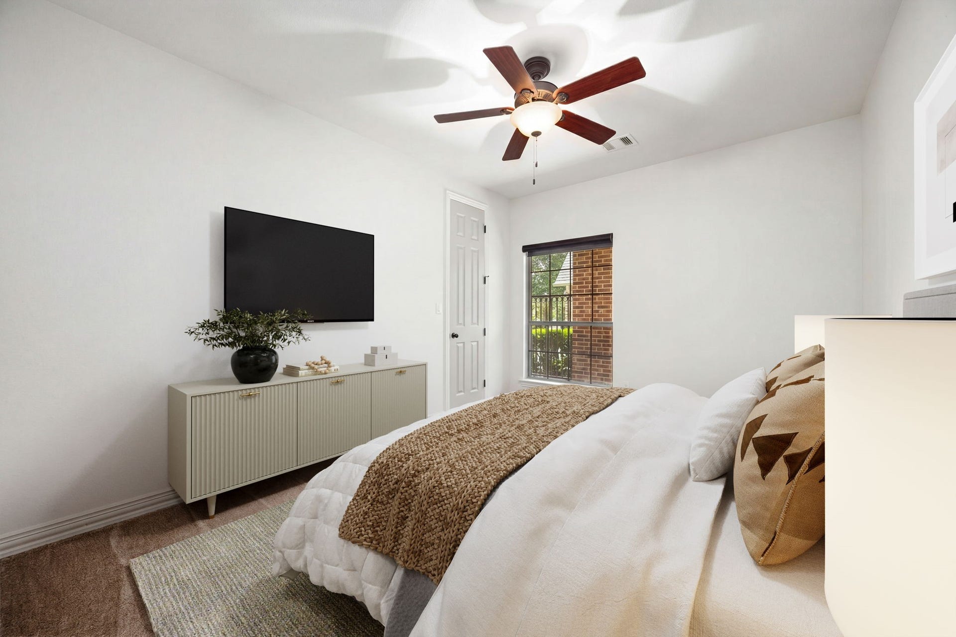 195 Oarwood Place, The Woodlands, TX 77389 This inviting secondary bedroom offers high ceilings, a ceiling fan, a large window and a spacious walk in closet.