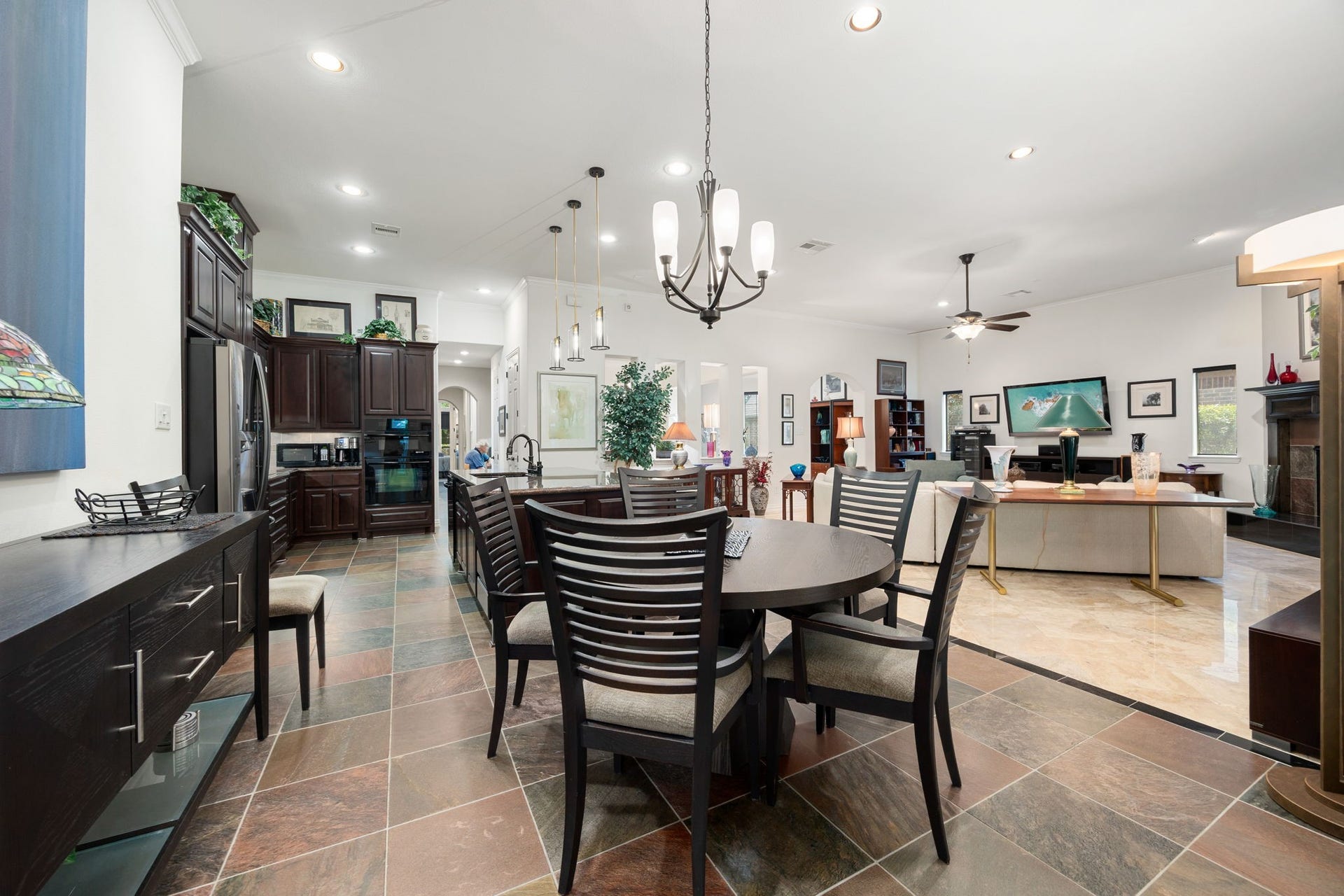 195 Oarwood Place, The Woodlands, TX 77389 The casual dining area is centrally located between the kitchen and family room, making it perfect for everyday meals and entertaining.