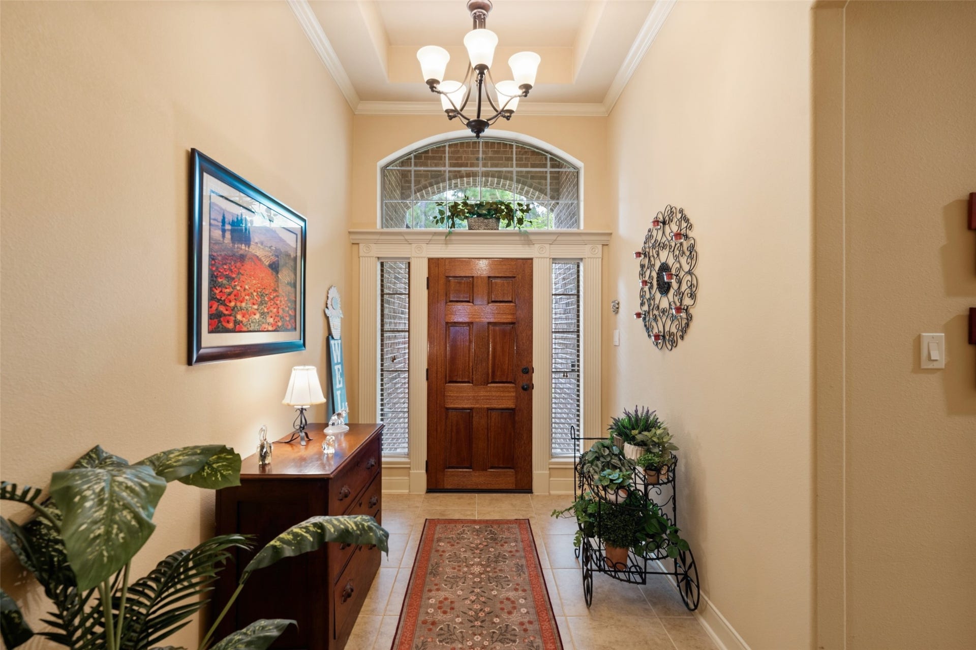 903 Weeping Willow Way, Magnolia, TX 77354 Inviting entryway with tray ceiling and crown molding and tasteful decor, create a warm and welcoming atmosphere.