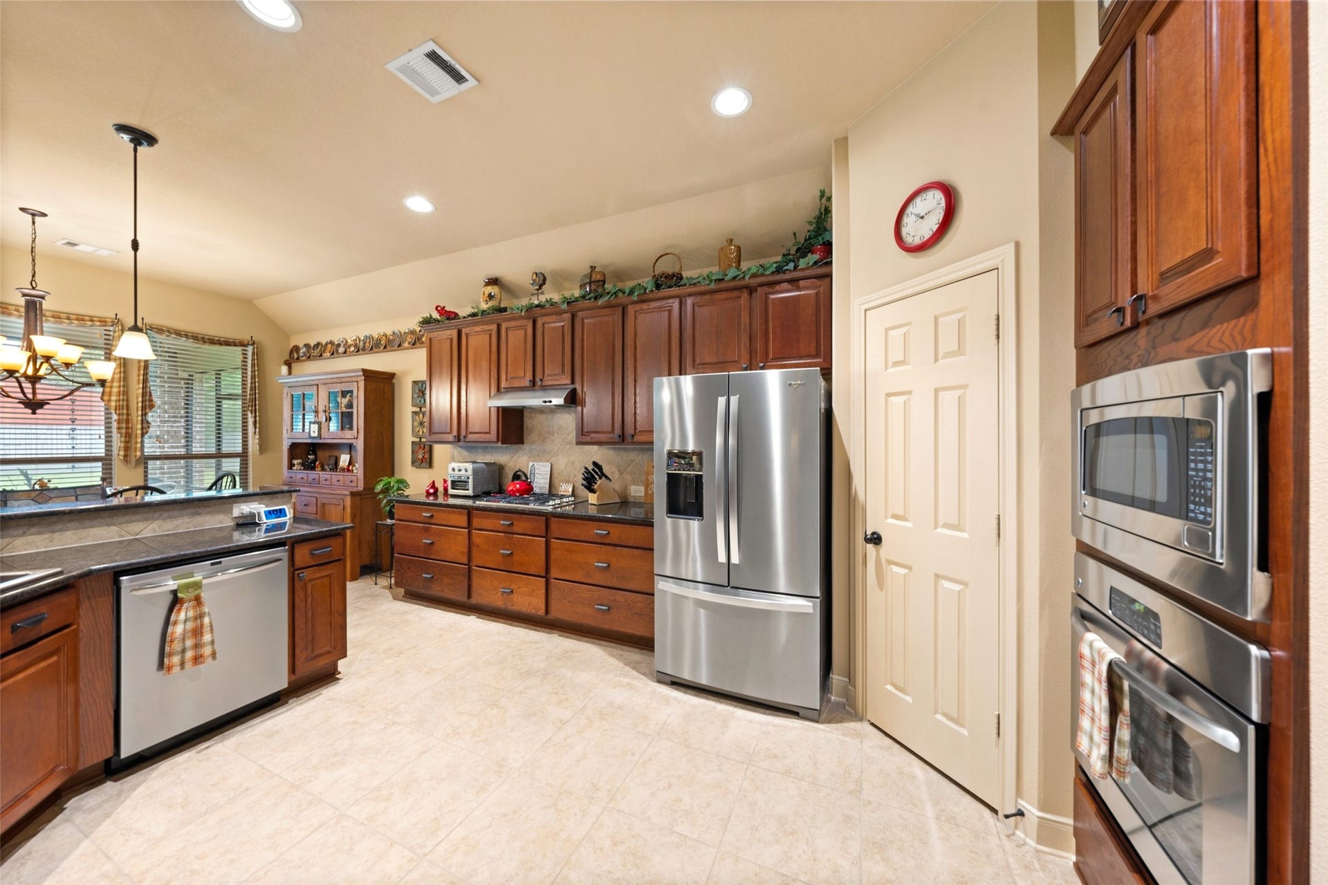 903 Weeping Willow Way, Magnolia, TX 77354 Corner pantry offer plenty of additional storage