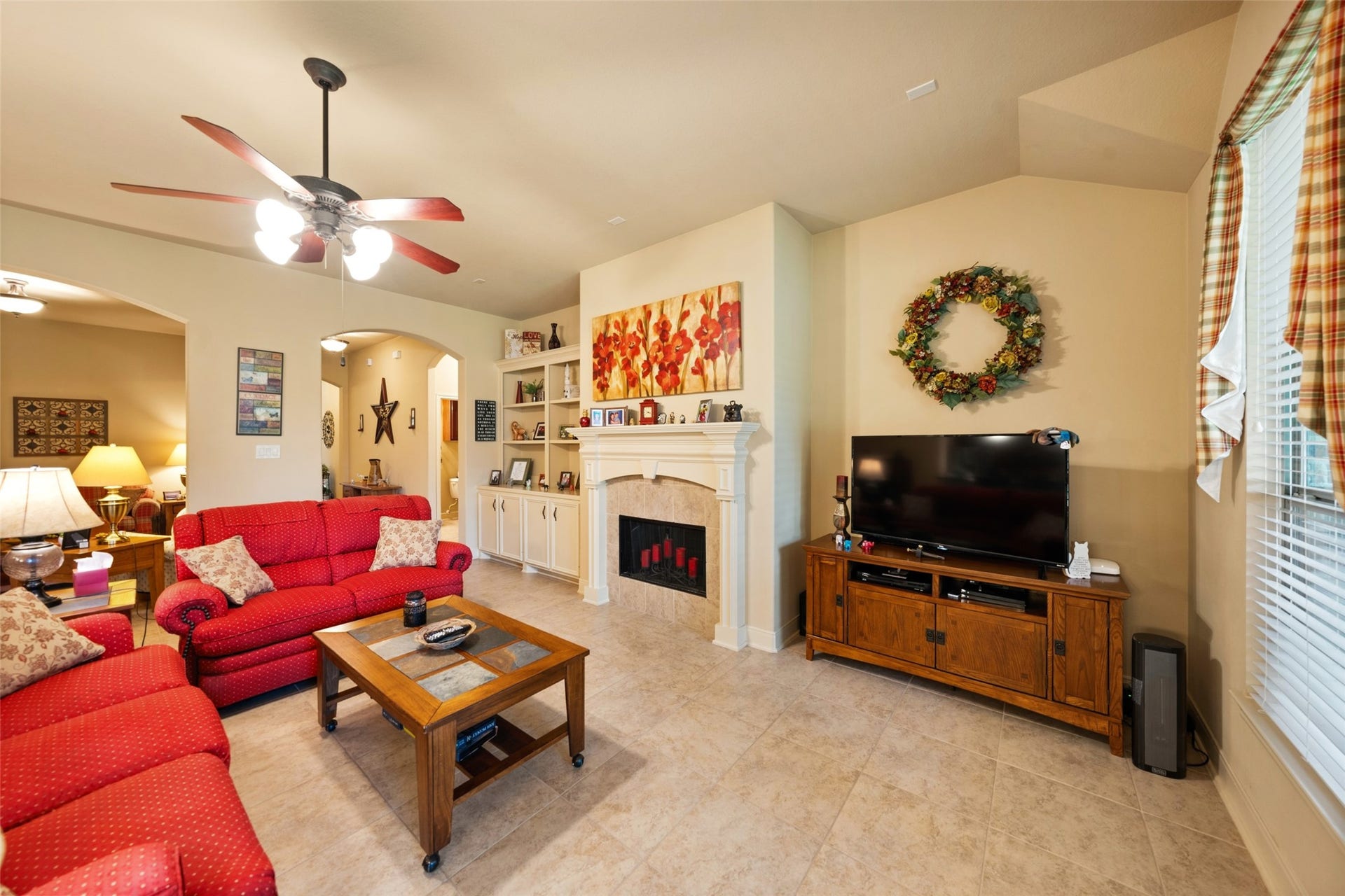 903 Weeping Willow Way, Magnolia, TX 77354 Comfortable living area features gas fireplace.